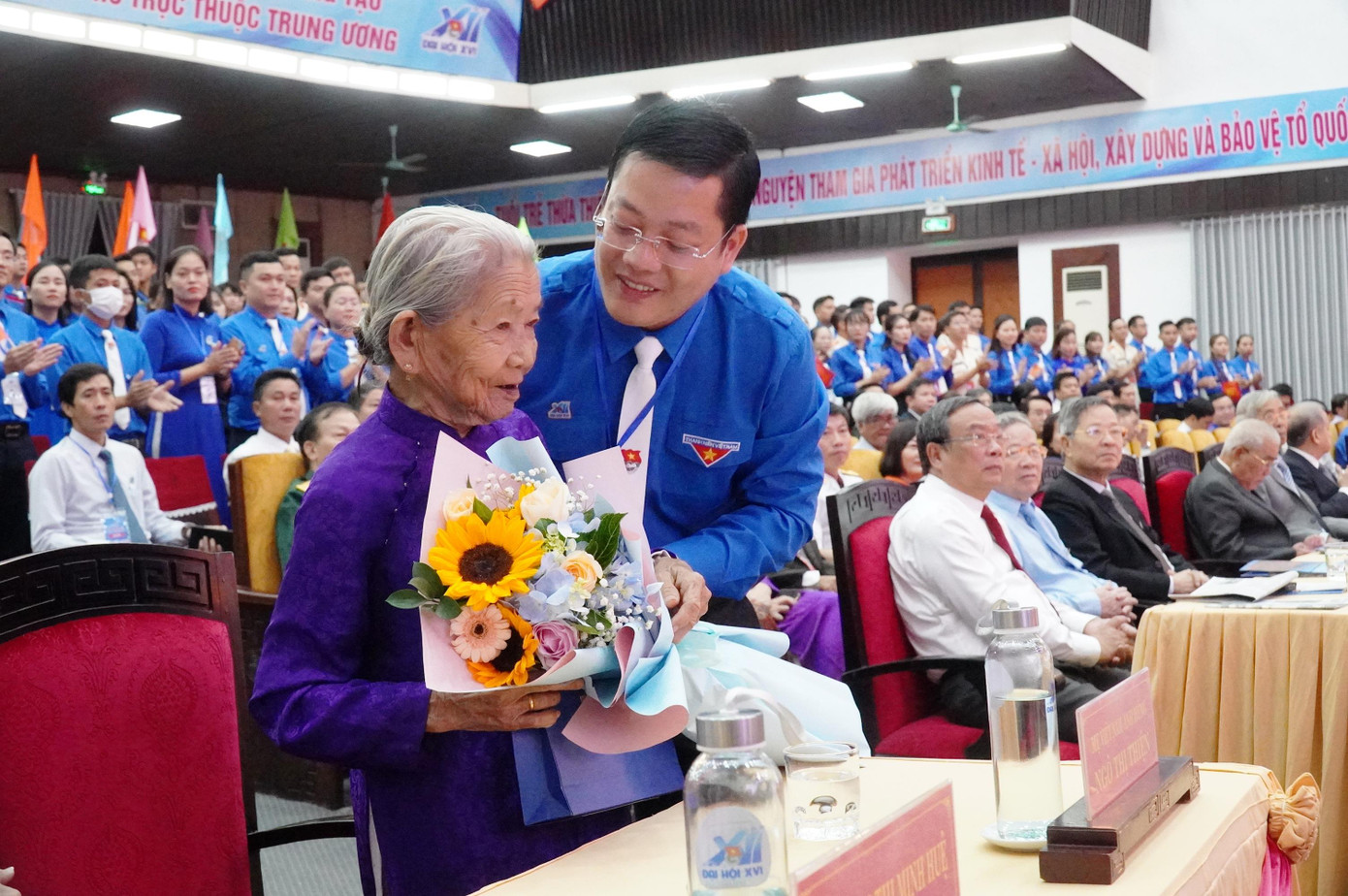 Anh Nguyễn Thanh Hoài - Bí thư Tỉnh Đoàn TT-Huế, tặng quà cho Mẹ Việt Nam anh hùng Ngô Thị Thiện (ngụ thị xã Hương Trà, TT-Huế). Ảnh: N.V