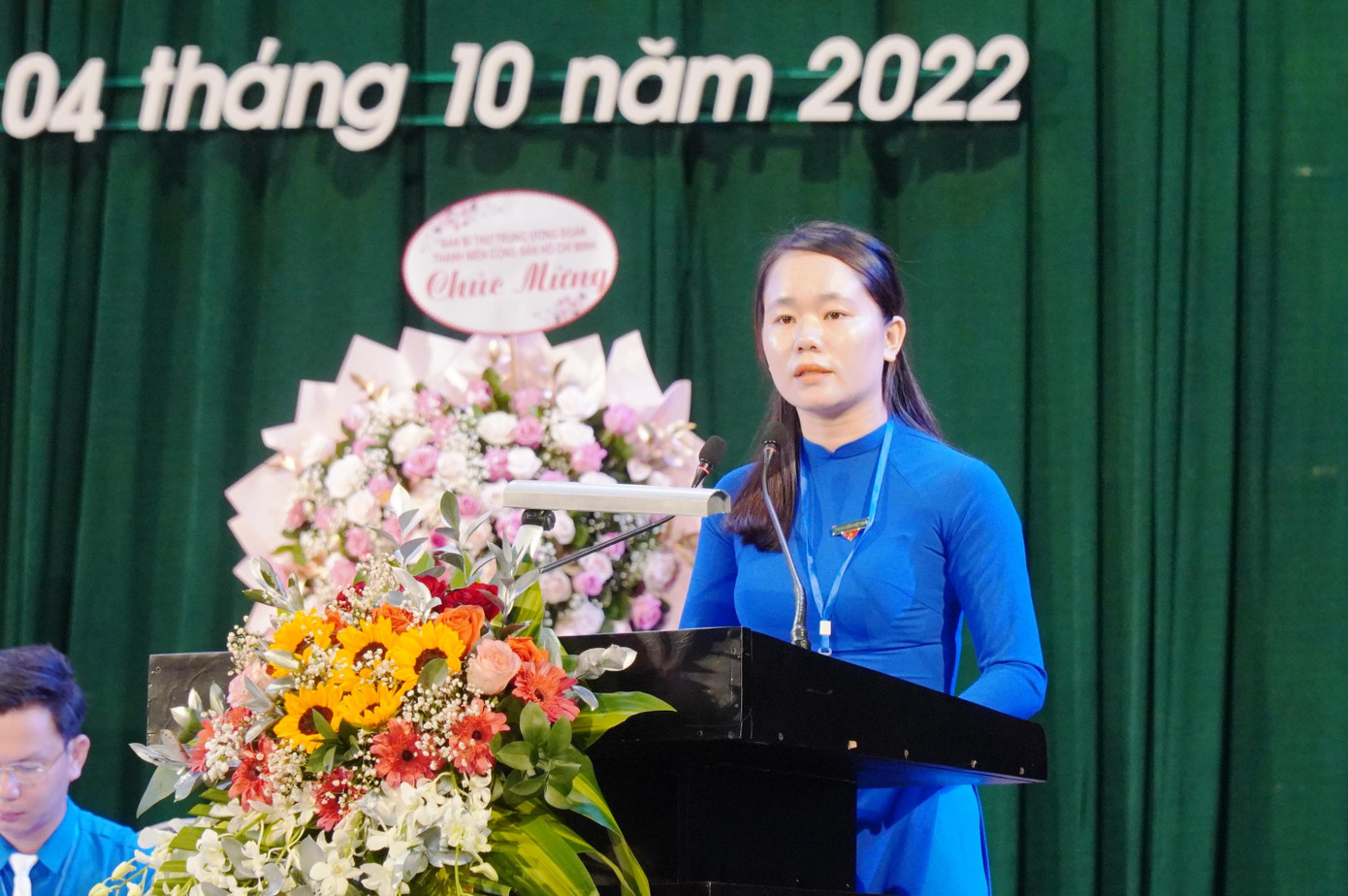 Chị Hoàng Thị Thùy Linh - Phó Bí thư Tỉnh Đoàn TT-Huế, trình bày báo cáo chính trị tại Đại hội và nêu bật những mục tiêu mà tuổi trẻ toàn tỉnh cần phấn đấu thực hiện thành công trong nhiệm kỳ mới. Ảnh: N.V