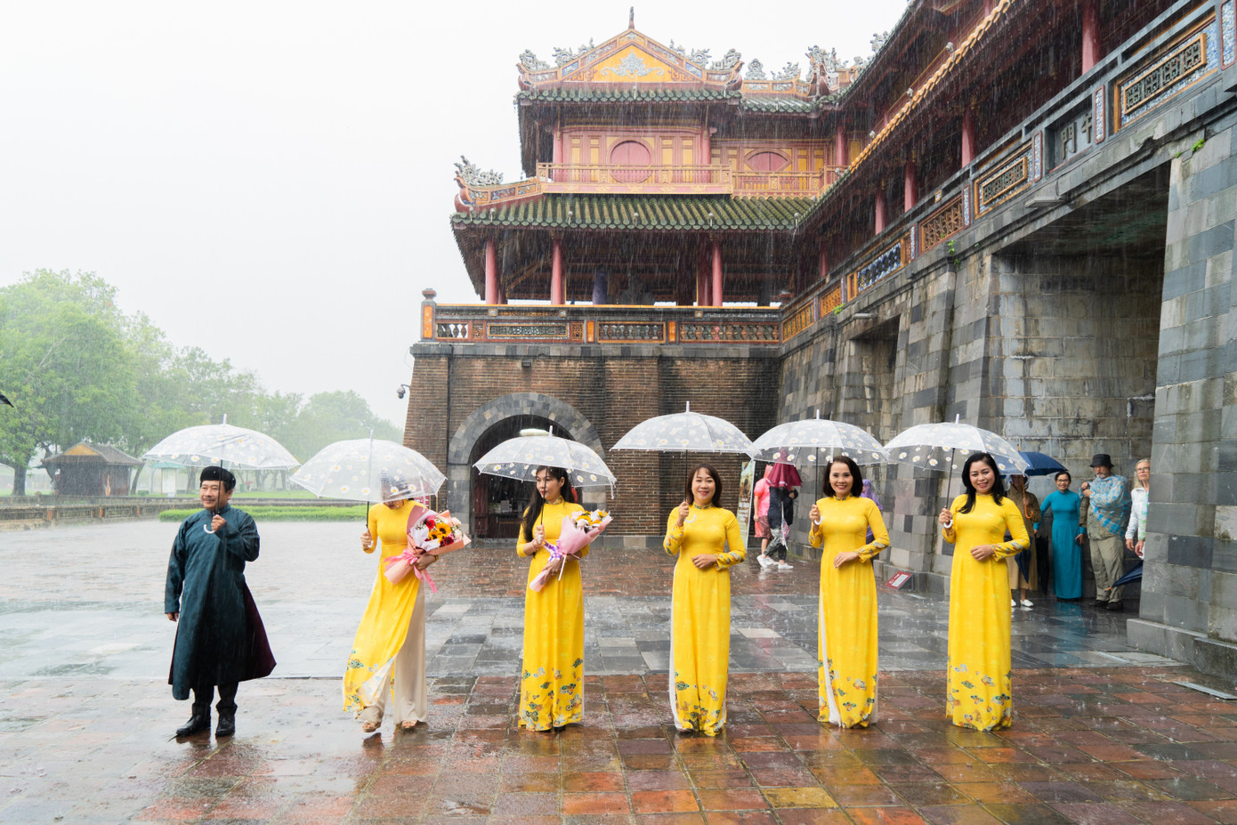 Du khách cũng có nhiều đánh giá tích cực, cảm nhận tốt về các điểm du lịch ở Huế. Du khách cũng có nhiều đánh giá tích cực, cảm nhận tốt về các điểm du lịch ở Huế.