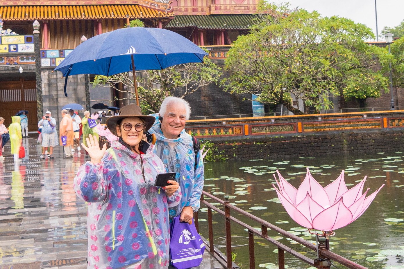 Du khách nước ngoài tham quan Đại nội Huế. Du khách nước ngoài tham quan Đại nội Huế.