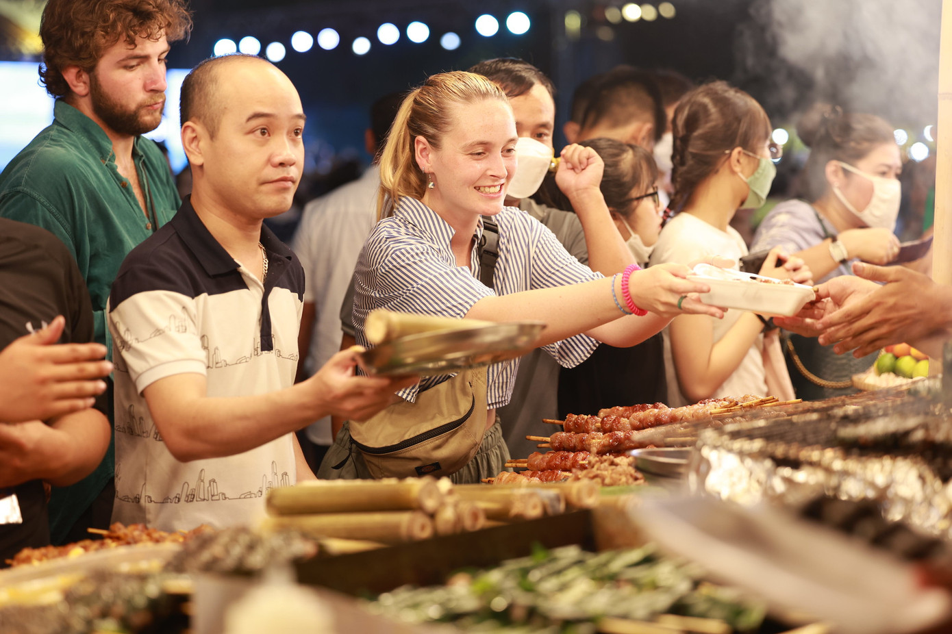 Du khách cũng dành nhiều cảm nhận tốt về dịch vụ thú vị, ẩm thực ngon xứ Huế. Du khách cũng dành nhiều cảm nhận tốt về dịch vụ thú vị, ẩm thực ngon xứ Huế.