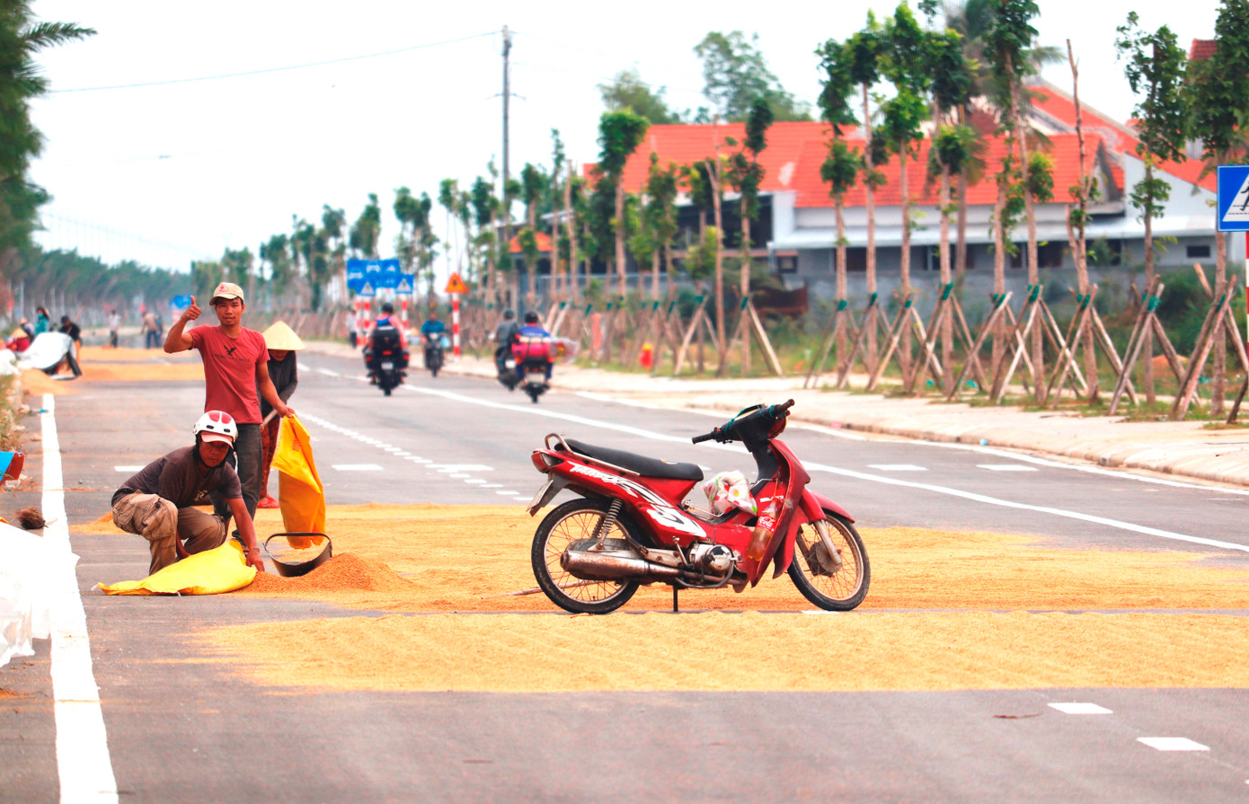 Một nông dân xã Phú Mỹ cho biết, "do thiếu sân phơi, lúa gặt vội để tránh mưa bão, nên bà con "làm liều" mang hết ra tuyến đường mới rộng rãi này để phơi. "Biết phơi lúa trên tuyến đường có nhiều xe cộ hoạt động là nguy hiểm, nhưng vì lo lúa gặt xong nếu gặp mưa sẽ hư hỏng, nên đành phơi tạm nơi này. Gia đình tôi và nhiều hộ nông dân phơi như vậy từ sáng tới giờ mà không bị ai nhắc nhở", người này nói.