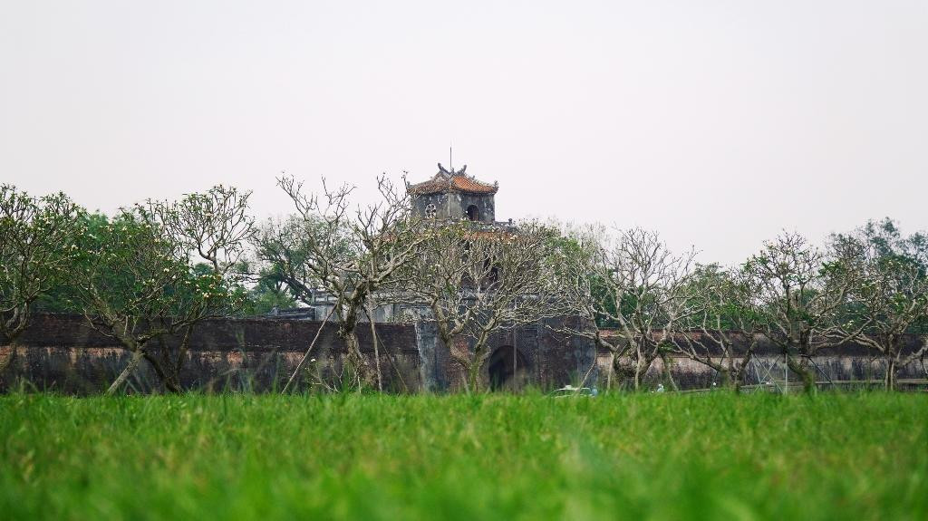 Thành quách, lầu đài, Kinh thành Huế cũng là nơi tương tự như vậy…