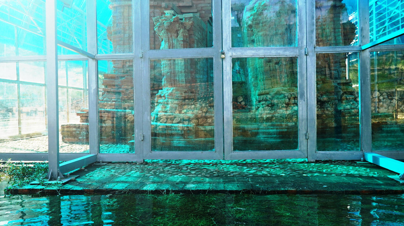 So với các tháp Chăm còn tồn tại ở Việt Nam, vị trí tọa lạc của tháp Phú Diên nằm cạnh bờ biển, sâu dưới lòng đất là một điều đặc biệt. Trong khi, phần lớn các tháp Chăm khác tại Việt Nam đều nằm trên các đỉnh đồi và cách xa bờ biển.