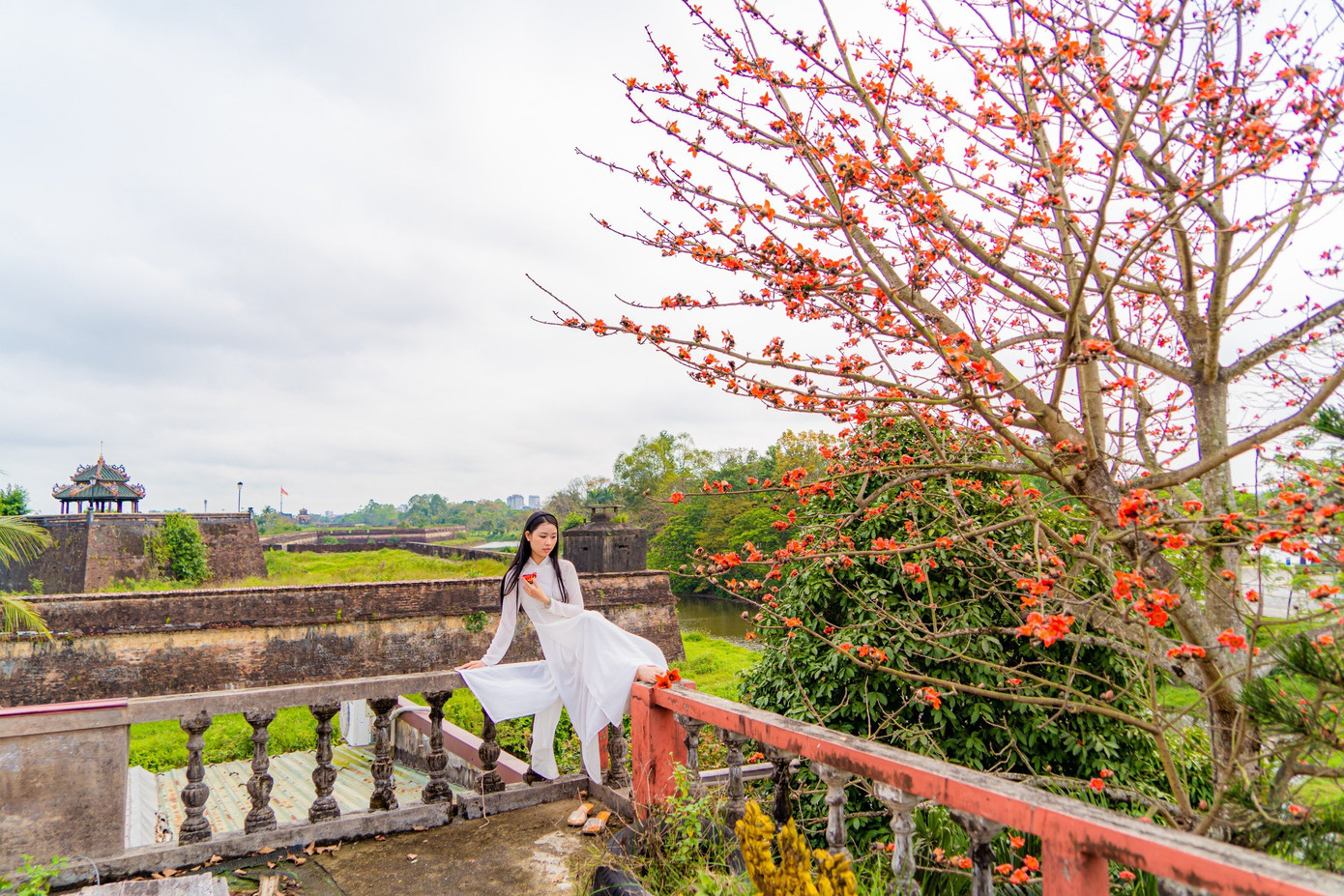 Lưu giữ kỷ niệm mùa hoa gạo xứ Huế. Ảnh: Bảo Minh