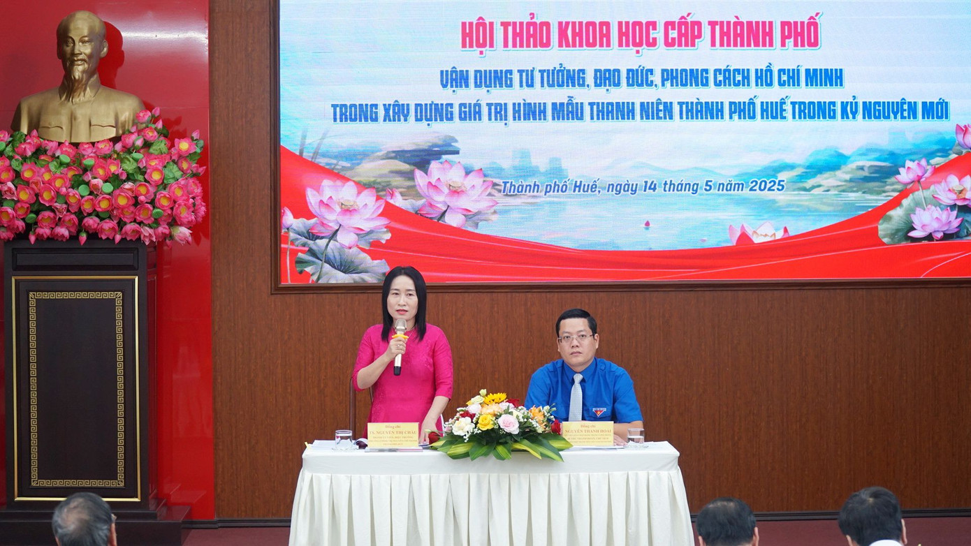 Bà Nguyễn Thị Châu - Hiệu trưởng Trường Chính trị Nguyễn Chí Thanh và anh Nguyễn Thanh Hoài - Bí thư Thành Đoàn Huế, đồng chủ trì hội thảo.
