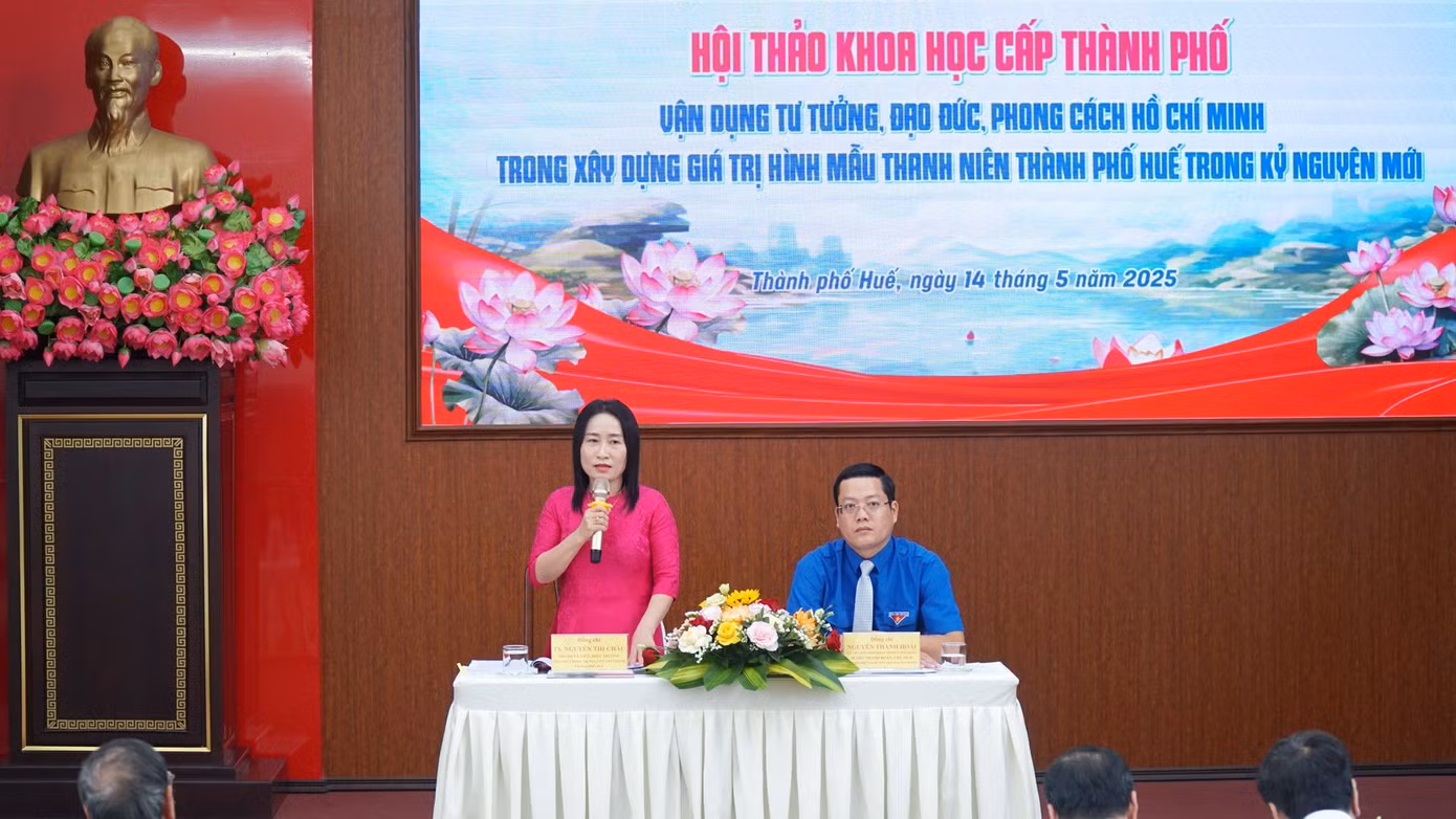 Bà Nguyễn Thị Châu - Hiệu trưởng Trường Chính trị Nguyễn Chí Thanh và anh Nguyễn Thanh Hoài - Bí thư Thành Đoàn Huế, đồng chủ trì hội thảo. Bà Nguyễn Thị Châu - Hiệu trưởng Trường Chính trị Nguyễn Chí Thanh và anh Nguyễn Thanh Hoài - Bí thư Thành Đoàn Huế, đồng chủ trì hội thảo.