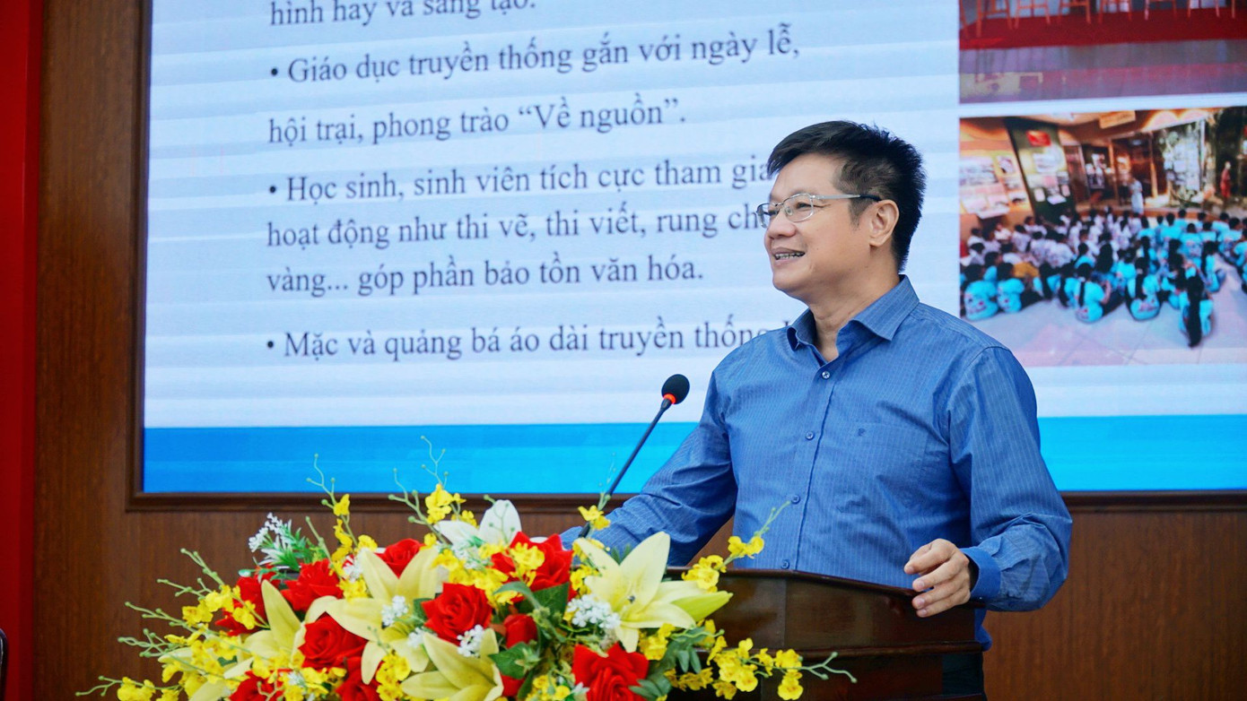 Tiến sĩ Phan Thanh Hải - Giám đốc Sở Văn hóa-Thể thao TP Huế trình bày tham luận tại hội thảo.