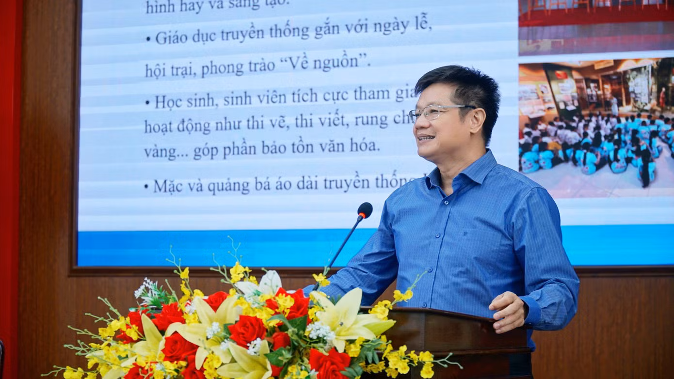 Tiến sĩ Phan Thanh Hải - Giám đốc Sở Văn hóa-Thể thao TP Huế trình bày tham luận tại hội thảo. Tiến sĩ Phan Thanh Hải - Giám đốc Sở Văn hóa-Thể thao TP Huế trình bày tham luận tại hội thảo.