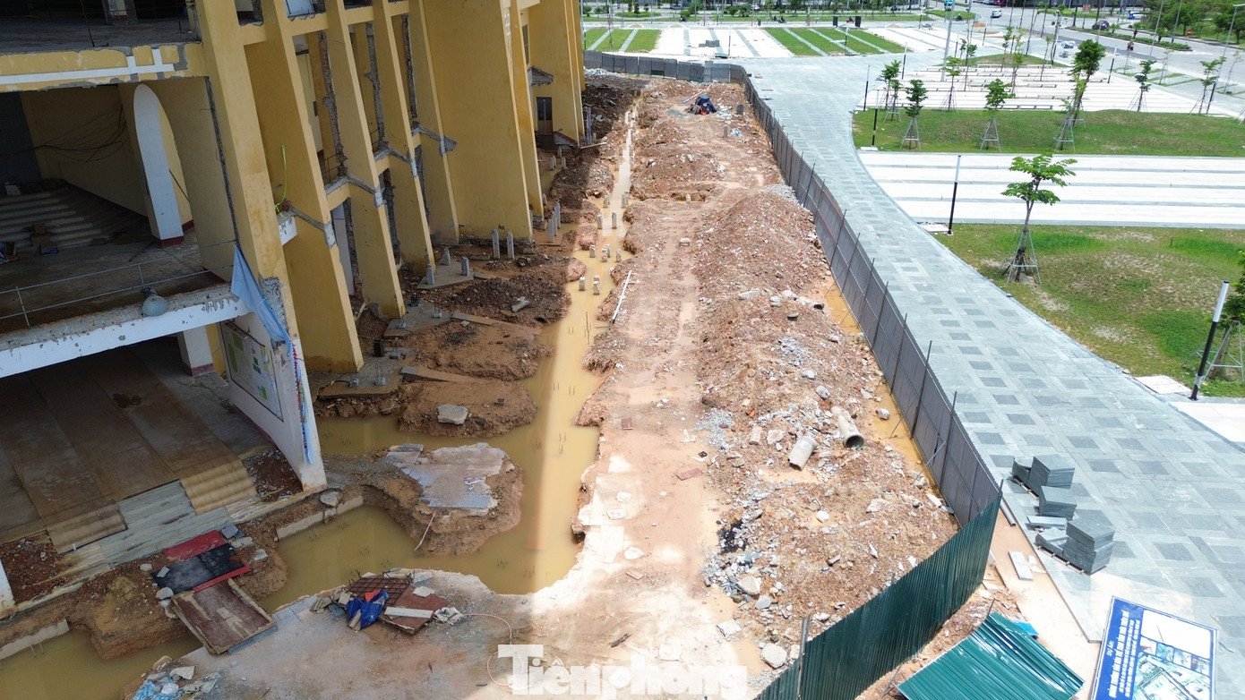 Mặc dù mốc thời gian hoàn thành, đưa công trình vào phục vụ người dân đúng dịp kỷ niệm 50 năm Giải phóng Huế (26/3/2025) vừa qua, nhưng do ảnh hưởng thời tiết và vướng mắc trong giải phóng mặt bằng, chủ đầu tư đã có văn bản đề xuất UBND TP Huế cho phép gia hạn thời gian hoàn thiện công trình đến trước ngày 2/9 tới. Mặc dù mốc thời gian hoàn thành, đưa công trình vào phục vụ người dân đúng dịp kỷ niệm 50 năm Giải phóng Huế (26/3/2025) vừa qua, nhưng do ảnh hưởng thời tiết và vướng mắc trong giải phóng mặt bằng, chủ đầu tư đã có văn bản đề xuất UBND TP Huế cho phép gia hạn thời gian hoàn thiện công trình đến trước ngày 2/9 tới.