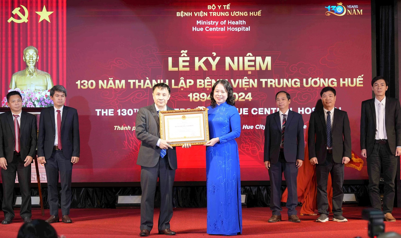 Phó Chủ tịch nước Võ Thị Ánh Xuân trao Huân chương Lao động cho GS.TS Phạm Như Hiệp - Giám đốc Bệnh viện Trung ương Huế.