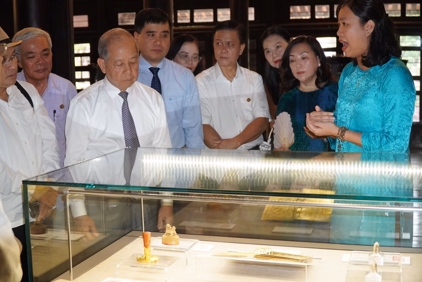 Triển lãm đã trưng bày, giới thiệu đến công chúng, du khách 100 hiện vật tiêu biểu thời Khải Định, thuộc bộ sưu tập của Bảo tàng Lịch sử Quốc gia và Bảo tàng Cổ vật Cung đình Huế. Triển lãm đã trưng bày, giới thiệu đến công chúng, du khách 100 hiện vật tiêu biểu thời Khải Định, thuộc bộ sưu tập của Bảo tàng Lịch sử Quốc gia và Bảo tàng Cổ vật Cung đình Huế.