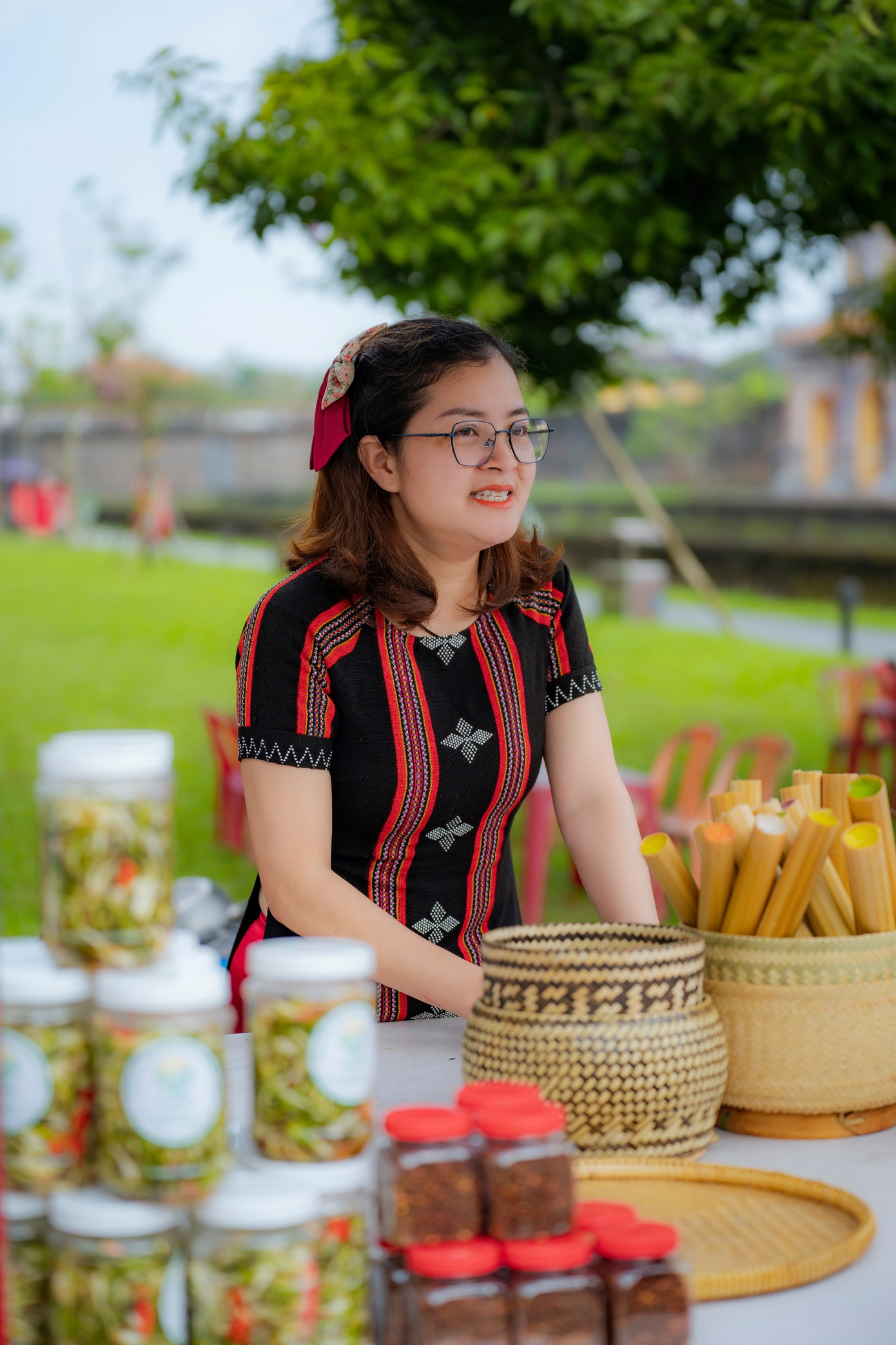 Phụ nữ vùng cao TT-Huế trong trang phục áo dài cách điệu làm bằng chất liệu dệt Zèng truyền thống. Ảnh: Đình Hoàng