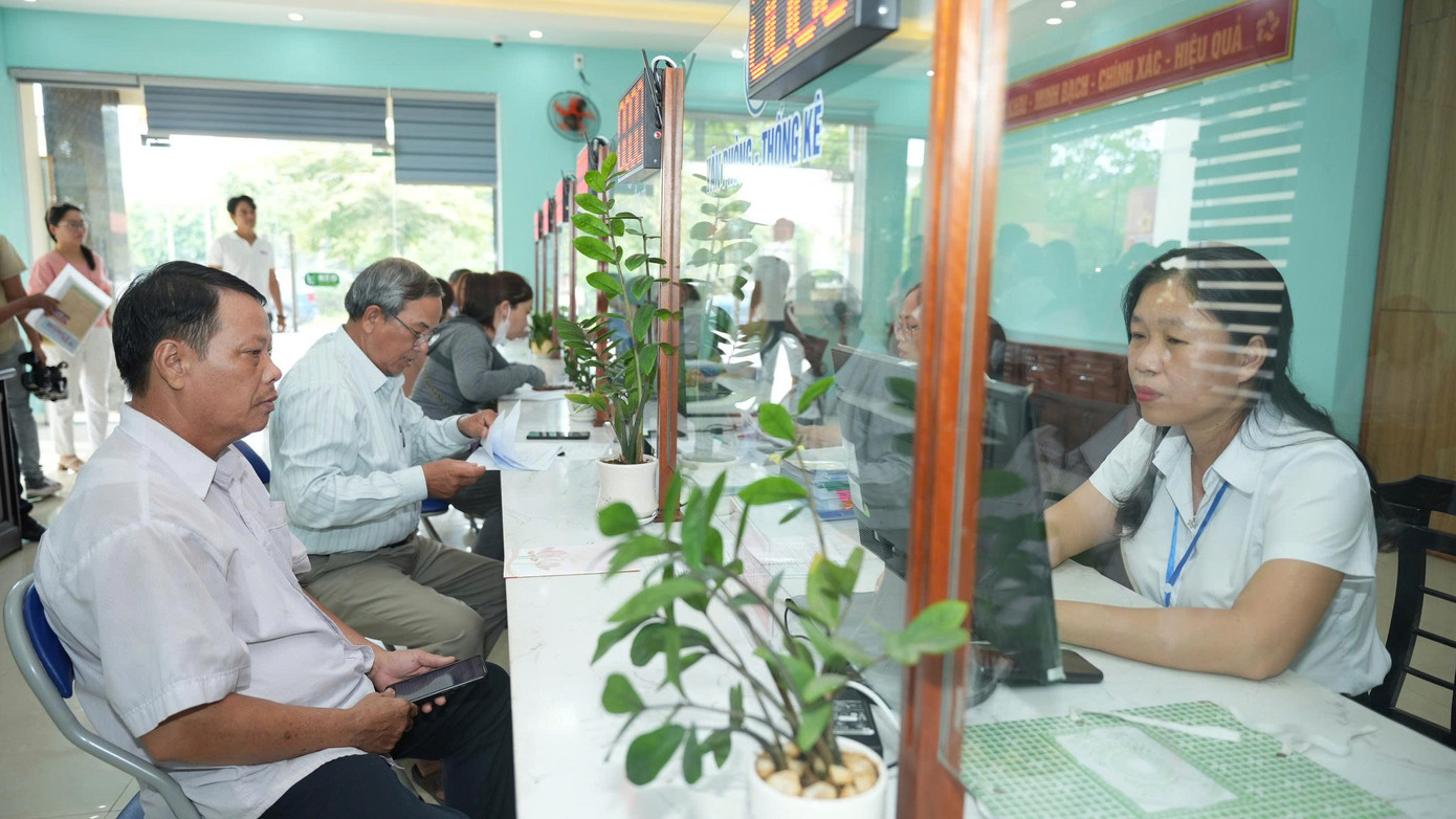 Người dân Huế đến làm thủ tục hành chính được tiếp nhận và giải quyết hồ sơ kịp thời vào thời điểm vận hành thử mô hình chính quyền địa phương hai cấp.
