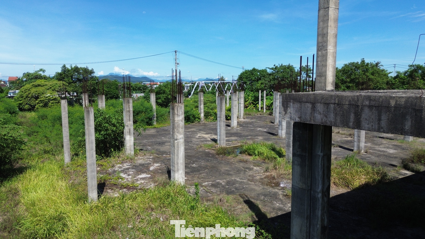 Theo kế hoạch thi công và hồ sơ thiết kế, công trình gồm khối nhà 3 tầng, sẽ hoàn thành trong vòng 1 năm. Vậy nhưng, trong suốt 15 năm qua, tại công trình dự án chỉ xây được phần móng và hệ thống trụ bê tông cốt thép tầng 1, sau đó rơi vào trạng thái "trùm mền", hoang phế.