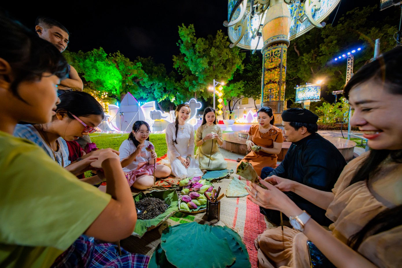 Tại ngày hội, ngoài giới thiệu vẻ đẹp của loài sen Huế quý giá, còn có các hoạt động của hơn 20 gian hàng ẩm thực, trưng bày đặc sản, hàng lưu niệm thủ công mỹ nghệ gắn với hoa sen. Bên cạnh đó là triển lãm các giống sen Huế, trải nghiệm trò chơi dân gian, du khách có dịp check-in không gian hoa sen trên đất Cố đô.