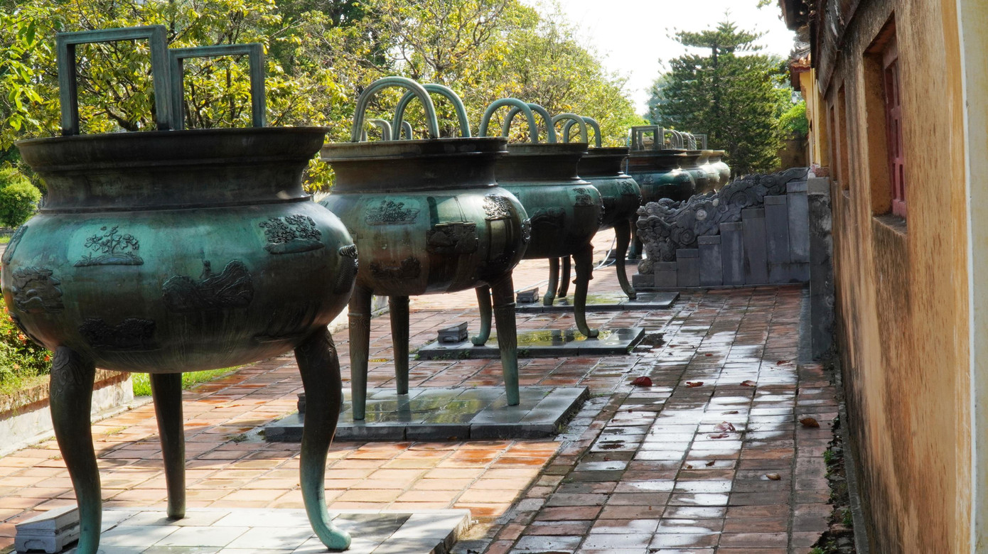 Trên mỗi thân đỉnh, ngoài hai chữ Hán lớn ghi rõ danh xưng, nhà vua còn cho tinh tuyển 17 hình tượng đại diện cho các tinh tú, tự nhiên, núi sông, linh vật, chim muông, gỗ quý, ngũ cốc, hương liệu, hoa màu, cây trái... từ dân gian đến chốn cung đình. Trên đỉnh còn khắc ghi thành tựu nổi bật như đào sông dẫn thủy, chế tạo quân khí, xây dựng thành quách, đóng thuyền lớn vươn ra biển cả.