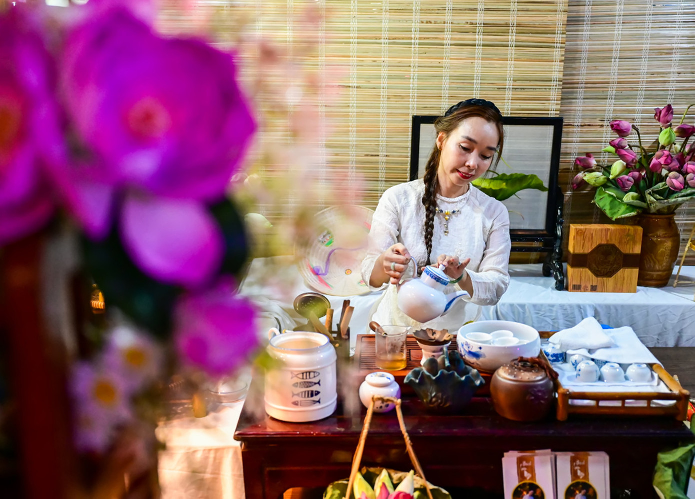 Đây là hoạt động văn hóa nhằm tôn vinh giá trị của loài sen trong đời sống của người Huế, tạo cơ hội để các nghệ nhân, những người nắm giữ bí quyết về ẩm thực và nghề truyền thống phô diễn kỹ thuật, kỹ năng chế biến món ăn, đặc sản, chế tác các sản phẩm thủ công mỹ nghệ từ loài sen Huế. Ảnh: H.H.