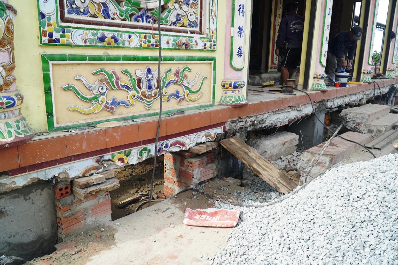 Sau khi khảo sát thực tế, ông Cư nhận định, ngôi nhà thờ được xây dựng với kết cấu quy mô nhưng phần móng lại đơn giản, nên thiếu khả năng chịu lực, dẫn đến nghiêng lún theo thời gian.