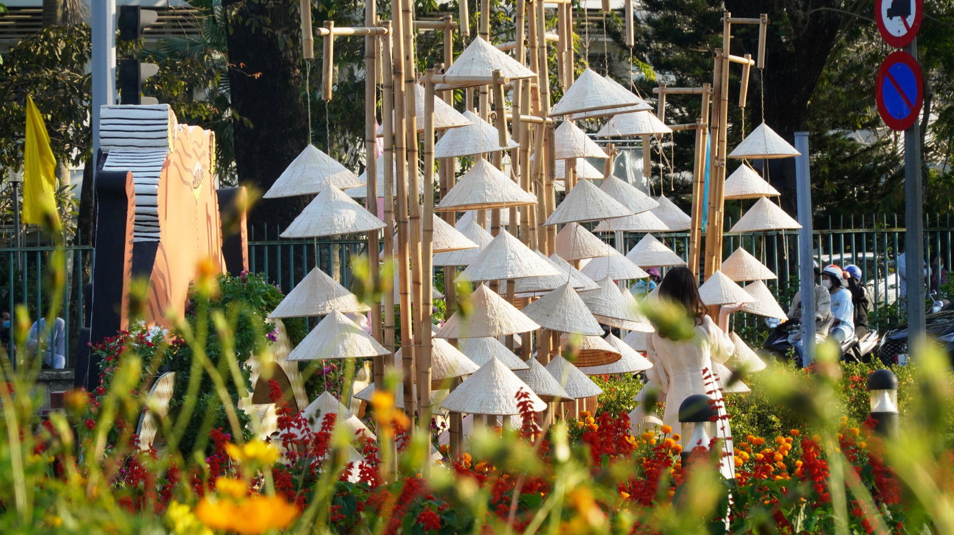 Trung tâm Công viên Cây xanh TP Huế cho biết, sẽ duy trì các tiểu cảnh, cụm trang trí, không gian hoa Xuân ven bờ sông Hương càng lâu càng tốt để phục vụ du khách, người dân trong những ngày Xuân sắp tới