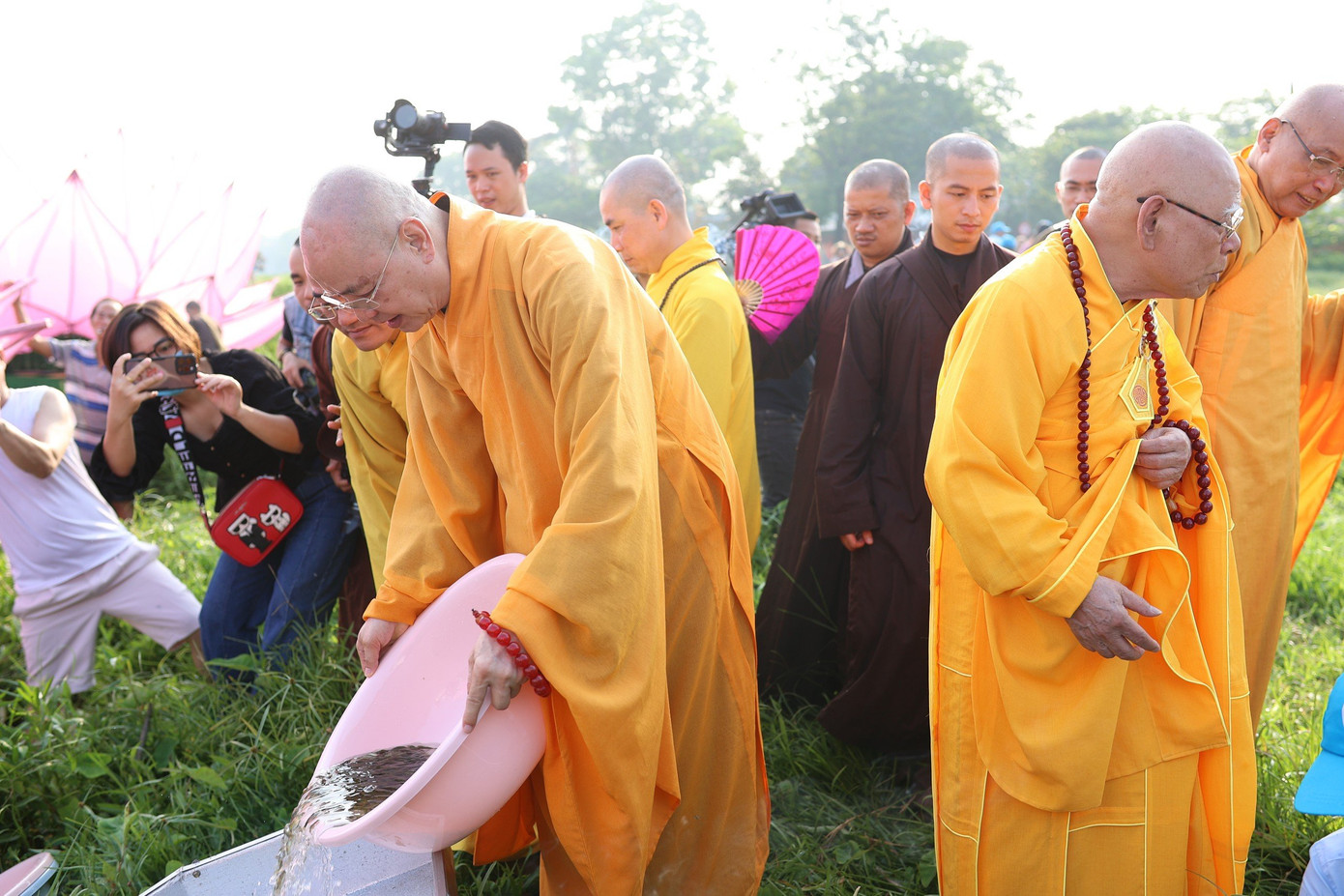 Cùng ngày, BTC Đại lễ Phật đản PL.2568 tỉnh TT-Huế phối hợp Sở NN&amp;PTNT, Chi cục Thủy sản tỉnh, Học viện Phật giáo Việt Nam tại Huế tổ chức lễ phóng sanh, thả các loại cá giống (cá diếc và cá chép) xuống sông Hương để tái tạo nguồn lợi thủy sản. Theo yêu cầu của cơ quan chức năng, hoạt động phóng sinh này phải bảo đảm tuân thủ về con giống, tuyệt đối không thả các sinh vật ngoại lai làm ảnh hưởng đến môi trường tự nhiên sông Hương.