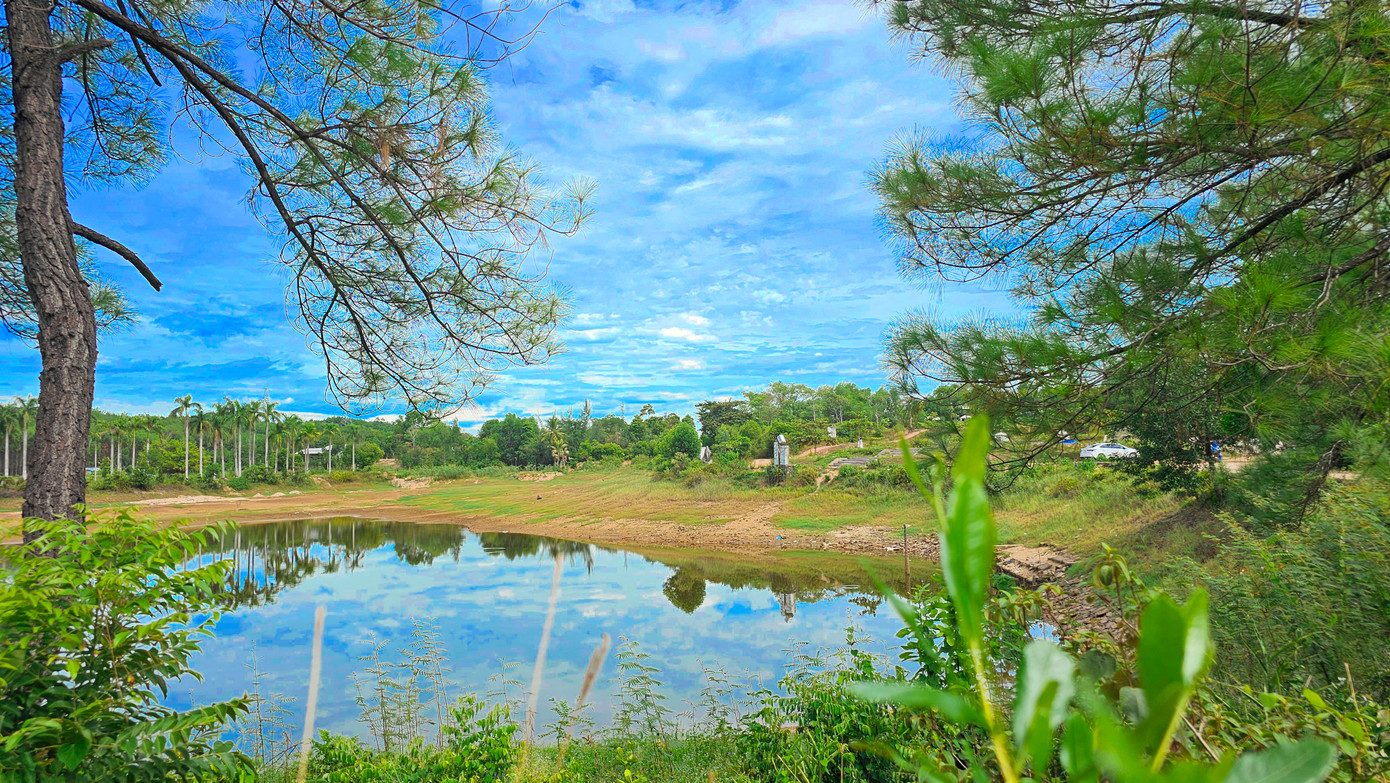 Cách đây 64 năm, theo nguyện vọng của các tầng lớp nhân dân Thủ đô Hà Nội, Huế và Sài Gòn, Ban vận động kết nghĩa Hà Nội - Huế - Sài Gòn (nay là TP.HCM) đã được thành lập, do bác sĩ Trần Duy Hưng - Chủ tịch Ủy ban Hành chính TP. Hà Nội làm trưởng ban. Vào năm 2020, trong cuộc tọa đàm kỷ niệm 60 năm kết nghĩa Hà Nội - Huế - Sài Gòn đã thống nhất kế hoạch xây dựng một khu công viên đặt tại TP. Huế.