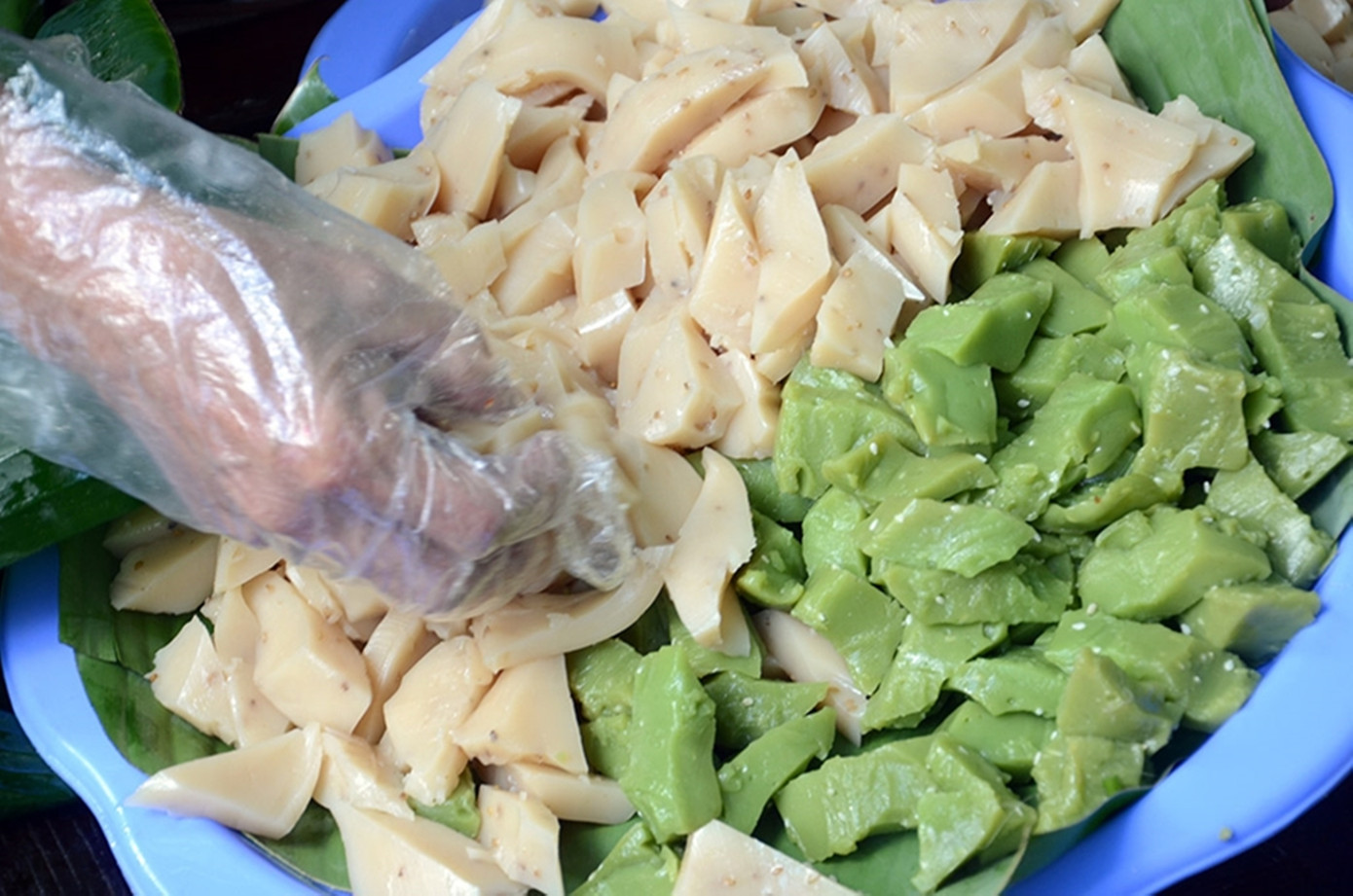 Tại ngày hội còn có phiên chợ “Hương xưa làng cổ”. Du khách, công chúng có dịp tham quan gian hàng “Ẩm thực miền quê” - nơi quảng bá các món ăn truyền thống của Phước Tích; giới thiệu và trưng bày các sản phẩm thủ công truyền thống làng nghề, sản phẩm nông sản, đặc sản và các sản phẩm OCOP. Ảnh: Đức Quang