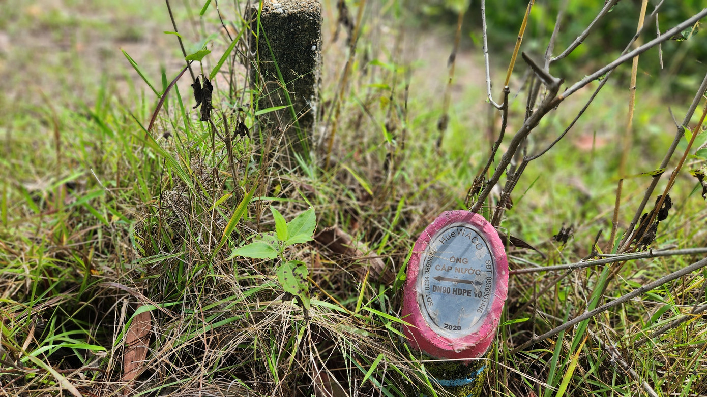 Theo ông Vũ Đức Duy - Chủ tịch UBND phường Thủy Châu, căn cứ Luật Đất đai, nhiều người đều có thể tham gia đấu giá quyền sử dụng đất khu quy hoạch tập trung kinh doanh phế liệu của phường. Các cá nhân, doanh nghiệp ở nhiều tỉnh, thành khác cũng có thể tham gia, khi họ trúng đấu giá đất thì đương nhiên có quyền sử dụng. Như vậy, mục đích ban đầu của dự án lập ra để di dời các hộ dân tại phường Thủy Châu chuyên kinh doanh phế liệu về khu tập trung không được thực hiện triệt để.