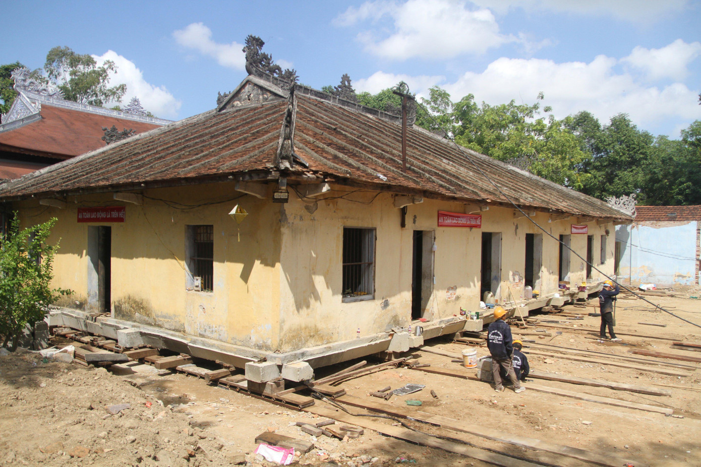 “Thần đèn” Nguyễn Văn Cư chia sẻ, từng dịch chuyển các công trình lớn ở nhiều địa phương, nhưng đây là lần đầu tiên ông và các cộng sự thực hiện di dời một ngôi chùa ở Huế. Ông tin tưởng, việc di dời này sẽ được thực hiện thành công.