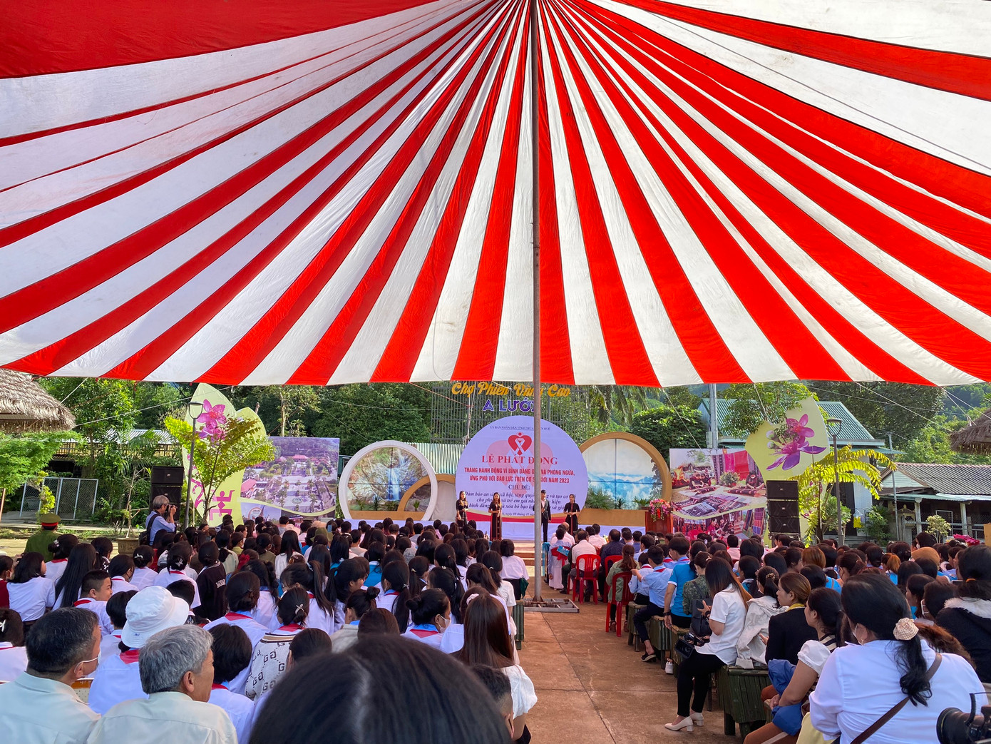 Quang cảnh lễ tổng kết, trao giải hội thi được tổ chức tại huyện miền núi, vùng đồng bào dân tộc thiểu số A Lưới, TT-Huế. Quang cảnh lễ tổng kết, trao giải hội thi được tổ chức tại huyện miền núi, vùng đồng bào dân tộc thiểu số A Lưới, TT-Huế.