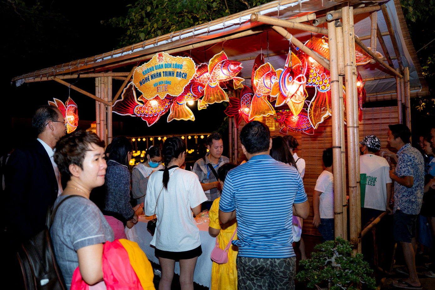Gian hàng đèn lồng của nghệ nhân Trịnh Bách. (Ảnh: Đình Hoàng)