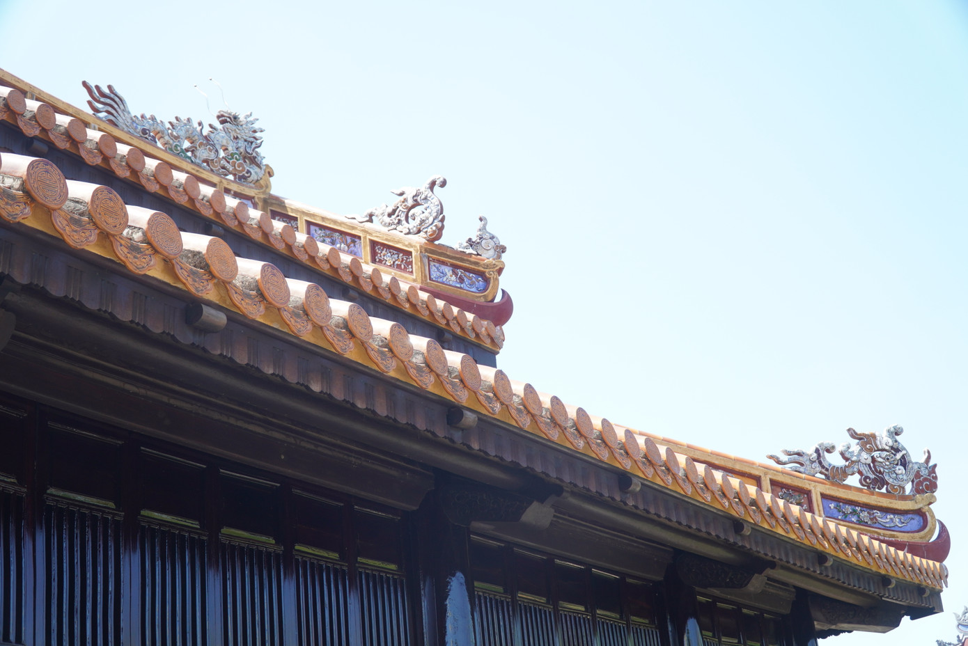 Bờ mái điện Long Ân.