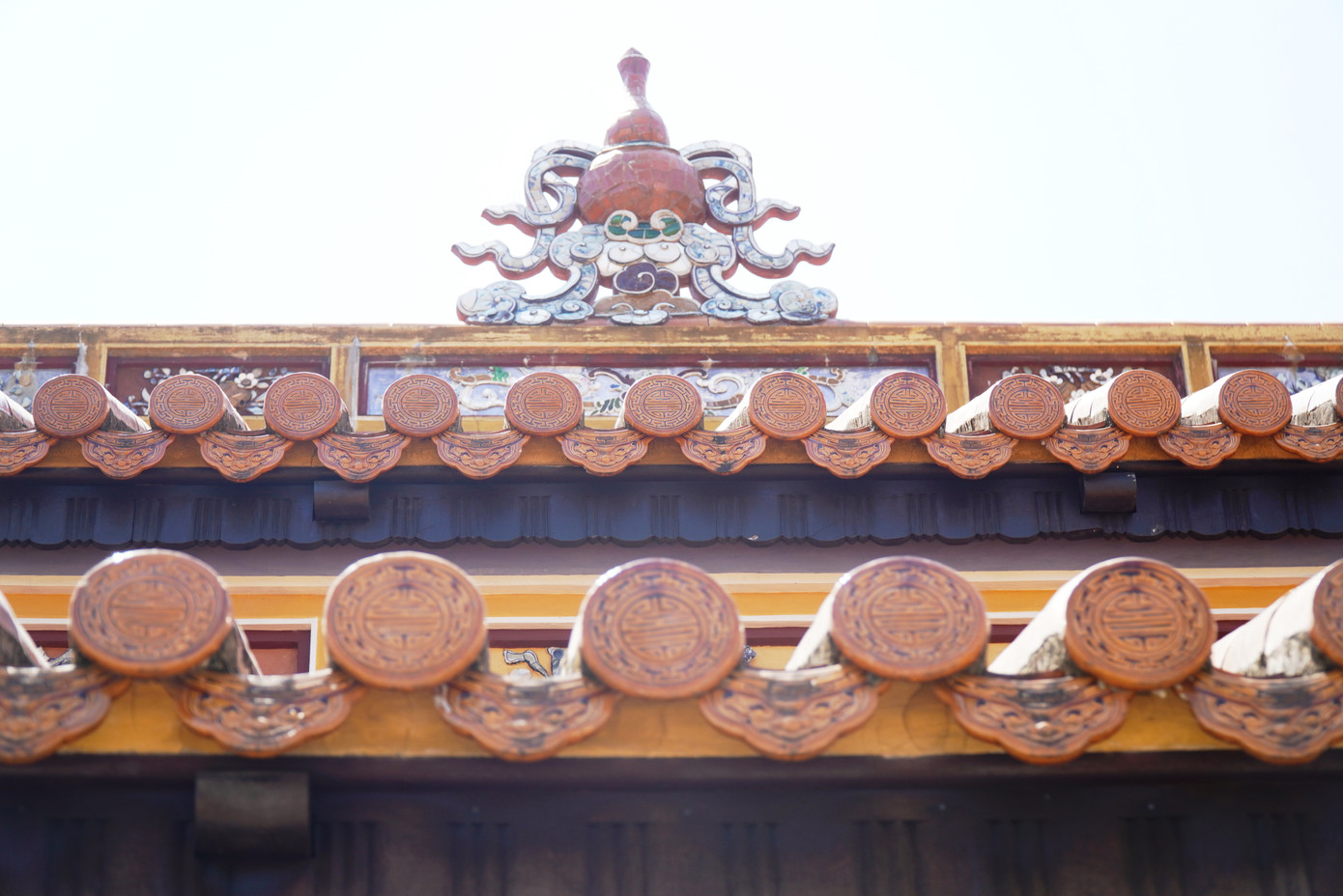 Bờ mái điện Long Ân.