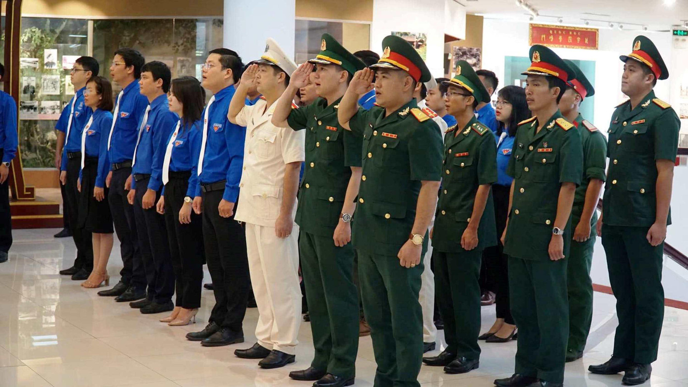 Đoàn đại biểu Đoàn TNCS Hồ Chí Minh tỉnh TT-Huế dâng hoa, dâng hương và báo công tại Bảo tàng Hồ Chí Minh chi nhánh TT-Huế trước giờ khai mạc phiên thứ nhất Đại hội đại biểu Đoàn TNCS tỉnh lần thứ XVI. Ảnh: N.V Đoàn đại biểu Đoàn TNCS Hồ Chí Minh tỉnh TT-Huế dâng hoa, dâng hương và báo công tại Bảo tàng Hồ Chí Minh chi nhánh TT-Huế trước giờ khai mạc phiên thứ nhất Đại hội đại biểu Đoàn TNCS tỉnh lần thứ XVI. Ảnh: N.V