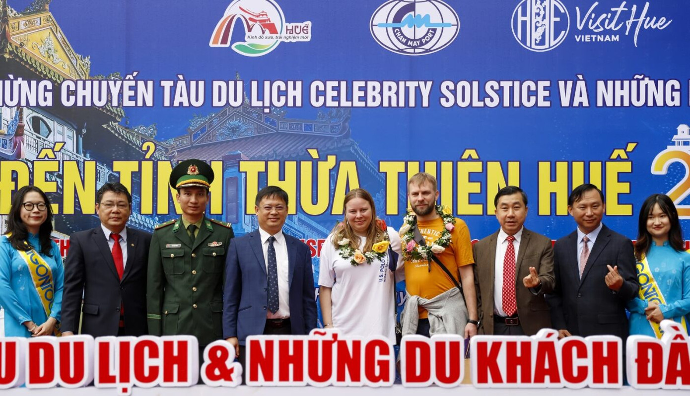 Ông Nguyễn Thanh Bình - Phó Chủ tịch UBND tỉnh TT-Huế (thứ tư từ trái sang), cùng lãnh đạo Sở Du lịch đón khách du lịch từ "siêu tàu biển" cập cảng Chân Mây (Huế) dịp đầu năm mới 2024. Ông Nguyễn Thanh Bình - Phó Chủ tịch UBND tỉnh TT-Huế (thứ tư từ trái sang), cùng lãnh đạo Sở Du lịch đón khách du lịch từ "siêu tàu biển" cập cảng Chân Mây (Huế) dịp đầu năm mới 2024.