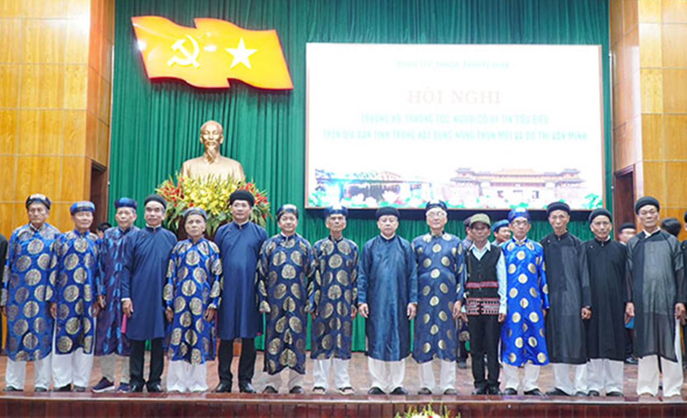 Các đại biểu trưởng họ, trưởng tộc, người có uy tín tại địa bàn TT-Huế chụp ảnh lưu niệm khi về dự hội nghị gặp mặt