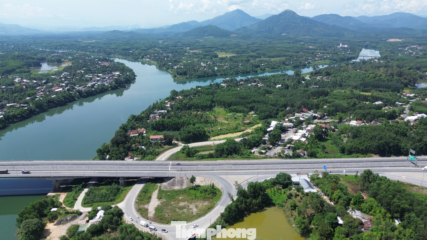 Trước đó, dự án mở rộng cao tốc Cam Lộ - La Sơn được Chính phủ phê duyệt chủ trương đầu tư từ tháng 7/2024. Đến tháng 12/2024, BQLDA đường Hồ Chí Minh được giao nhiệm vụ làm chủ đầu tư. Các bước chuẩn bị hiện đã hoàn thành để tổ chức khởi công trong thời gian tới. Theo yêu cầu của Chính phủ, một số hạng mục cơ bản của dự án phải hoàn thành trong năm 2025; phần còn lại sẽ hoàn thiện trong năm 2026 để đưa toàn tuyến cao tốc mở rộng vào khai thác, sử dụng. Trước đó, dự án mở rộng cao tốc Cam Lộ - La Sơn được Chính phủ phê duyệt chủ trương đầu tư từ tháng 7/2024. Đến tháng 12/2024, BQLDA đường Hồ Chí Minh được giao nhiệm vụ làm chủ đầu tư. Các bước chuẩn bị hiện đã hoàn thành để tổ chức khởi công trong thời gian tới. Theo yêu cầu của Chính phủ, một số hạng mục cơ bản của dự án phải hoàn thành trong năm 2025; phần còn lại sẽ hoàn thiện trong năm 2026 để đưa toàn tuyến cao tốc mở rộng vào khai thác, sử dụng.