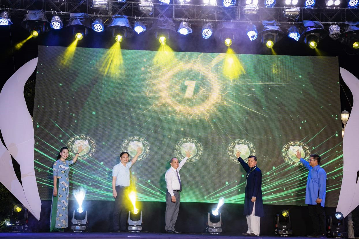 Khai mạc "Ngày hội Sen Huế 2023 - Sen tô sắc Huế". Ảnh: Đình Hoàng Khai mạc "Ngày hội Sen Huế 2023 - Sen tô sắc Huế". Ảnh: Đình Hoàng