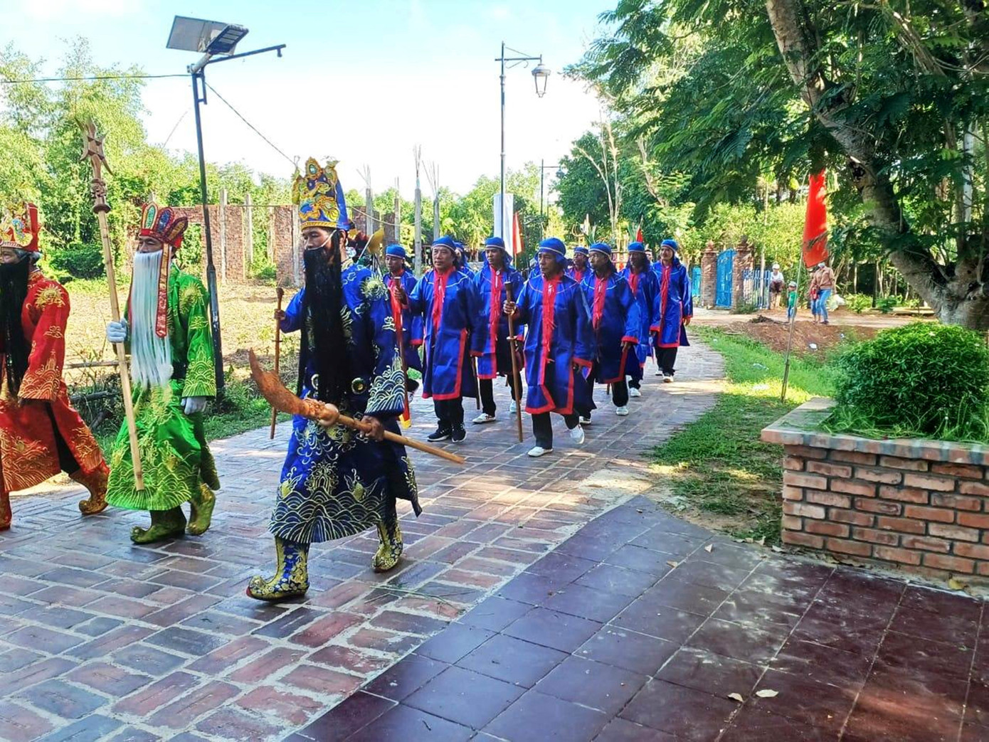 Múa hát sắc bùa. Đây là một hình thức lễ hội văn hóa dân gian đặc sắc, thể hiện thông qua nghệ thuật diễn xướng với trò diễn hấp dẫn. Nội dung chính của hát múa sắc bùa là tróc quỷ, đóng bùa trấn trạch, trừ tà ma… mang sự bình yên đến mọi nhà trong dịp đầu năm mới. Sắc bùa là làn điệu dân gian mang nhiều yếu tố tâm linh với những lời cầu nguyện cho quốc thái dân an, bày tỏ niềm hy vọng, tin tưởng vào một năm mới mưa thuận, gió hòa, cuộc sống ấm no và hạnh phúc. Ảnh: VTH