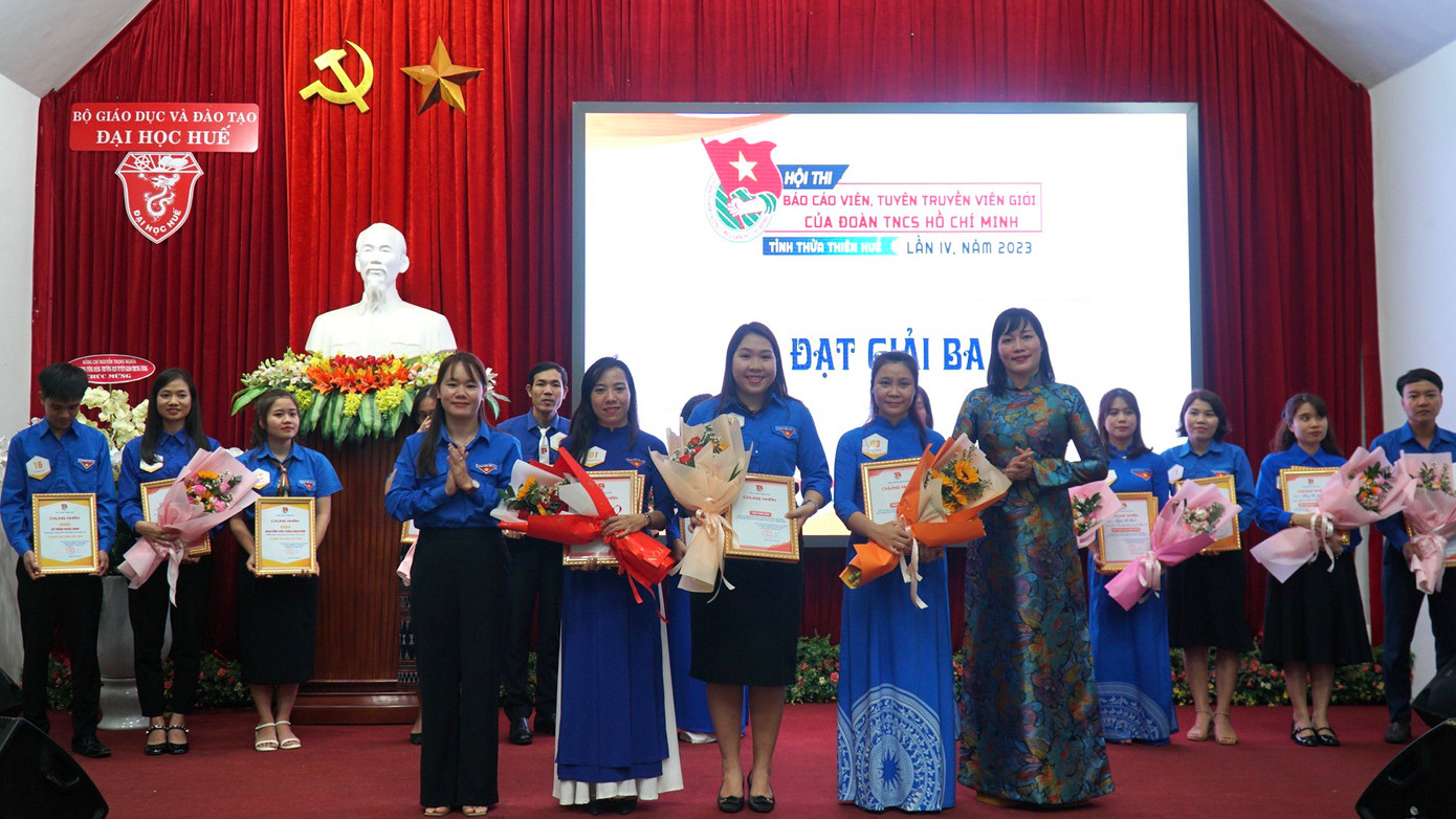 Trao các giải thưởng khác cho những thí sinh có kết quả thi tốt.