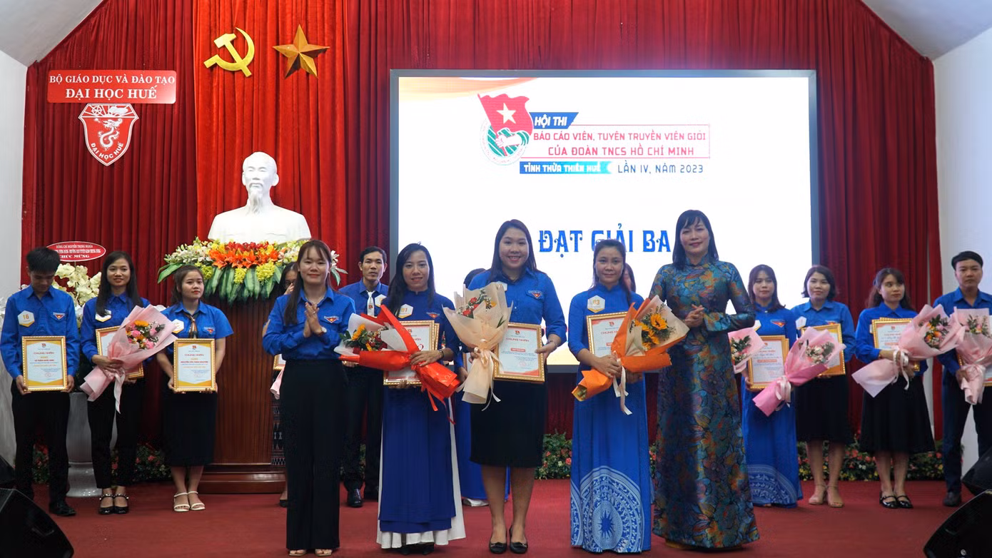 Trao các giải thưởng khác cho những thí sinh có kết quả thi tốt.