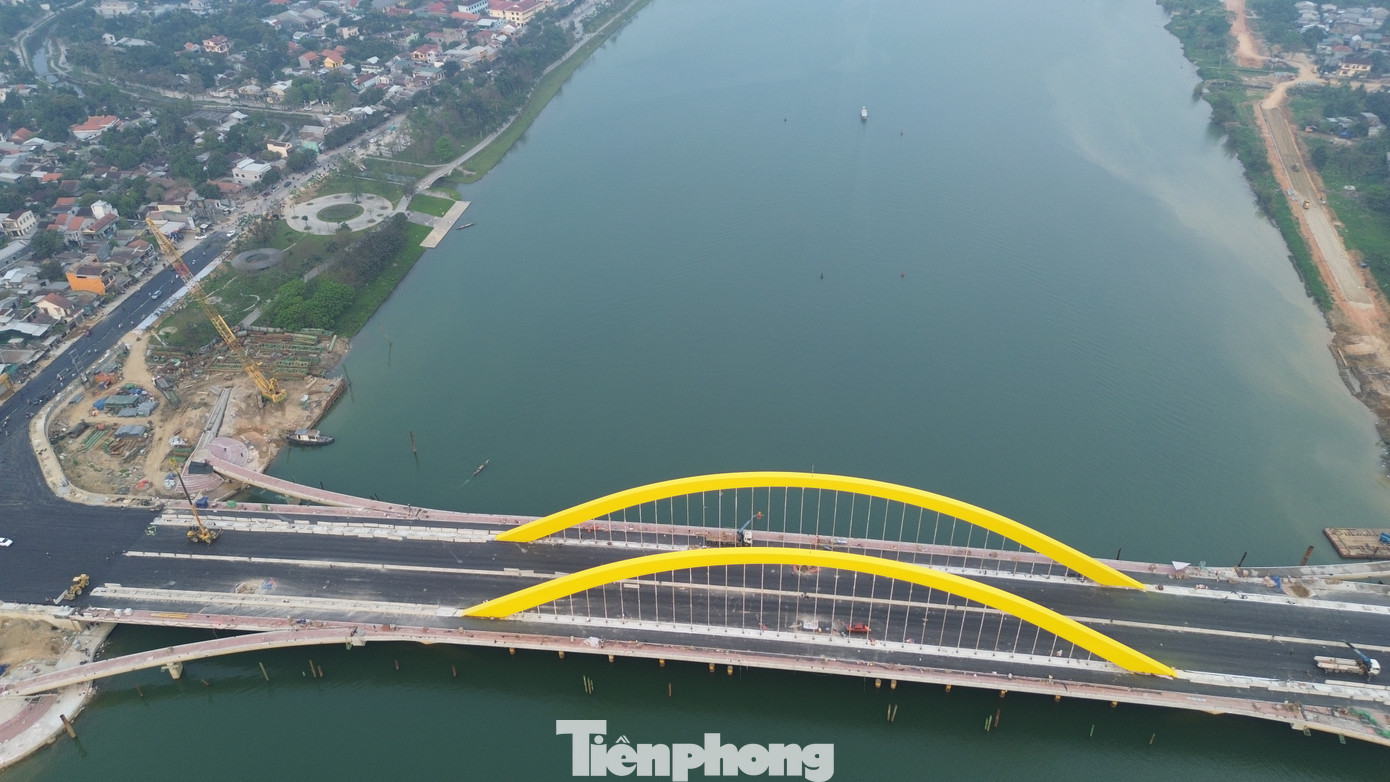 Một trong những điểm nhấn của cầu Nguyễn Hoàng là việc sử dụng hệ thống vòm thép cấp đặc biệt khi xây dựng kết cấu chính của công trình để tăng độ bền và tính chịu lực; vừa đảm bảo chất lượng cho công trình, đồng thời giảm thiểu thời gian thi công, giúp đẩy nhanh quá trình hoàn thiện. Một trong những điểm nhấn của cầu Nguyễn Hoàng là việc sử dụng hệ thống vòm thép cấp đặc biệt khi xây dựng kết cấu chính của công trình để tăng độ bền và tính chịu lực; vừa đảm bảo chất lượng cho công trình, đồng thời giảm thiểu thời gian thi công, giúp đẩy nhanh quá trình hoàn thiện.