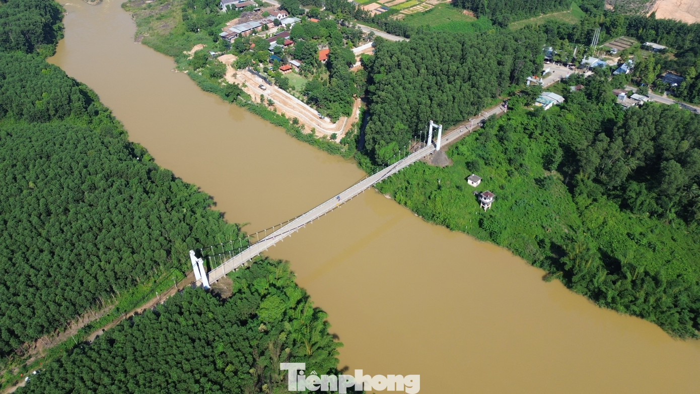 Theo tiêu chuẩn kỹ thuật, cầu được thiết kế dài gần 140m, mặt cầu rộng hơn 4m, nằm trên trục đường chính bắc qua sông Hương (nay là Tỉnh lộ 12D) nối nhiều làng mạc, khu dân cư và trung tâm hành chính xã Bình Thành với Quốc lộ 49A.