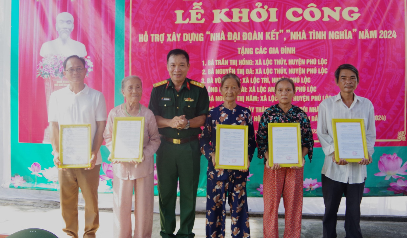 Trao quyết định hỗ trợ kinh phí xây nhà tình nghĩa, nhà đại đoàn kết cho các hộ nghèo, hộ chính sách tại huyện Phú Lộc, tỉnh TT-Huế.