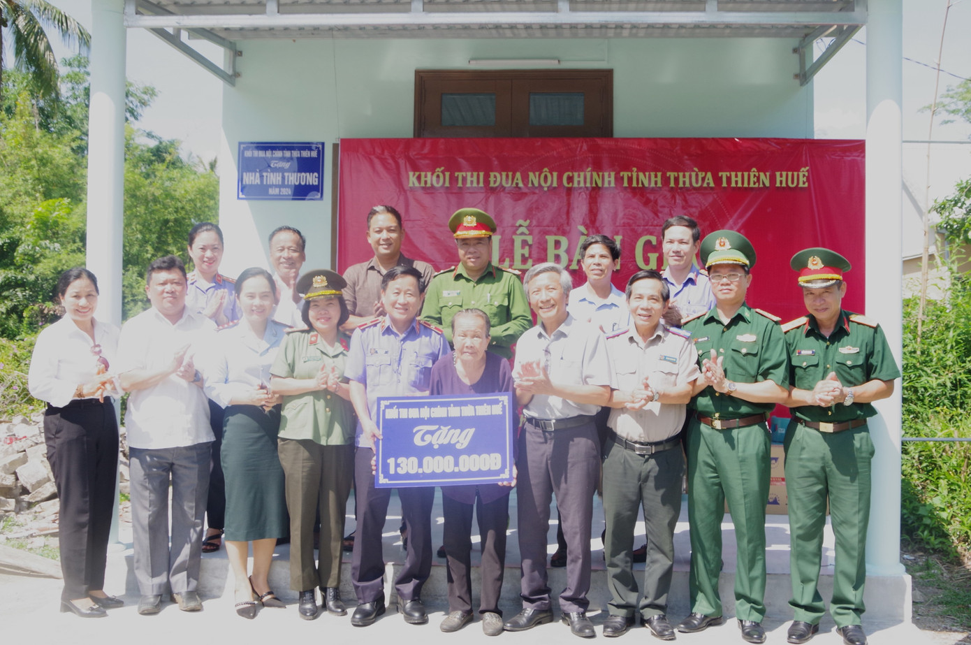 Khối thi đua Nội chính tỉnh TT-Huế tặng nhà tình thương cho hộ nghèo.