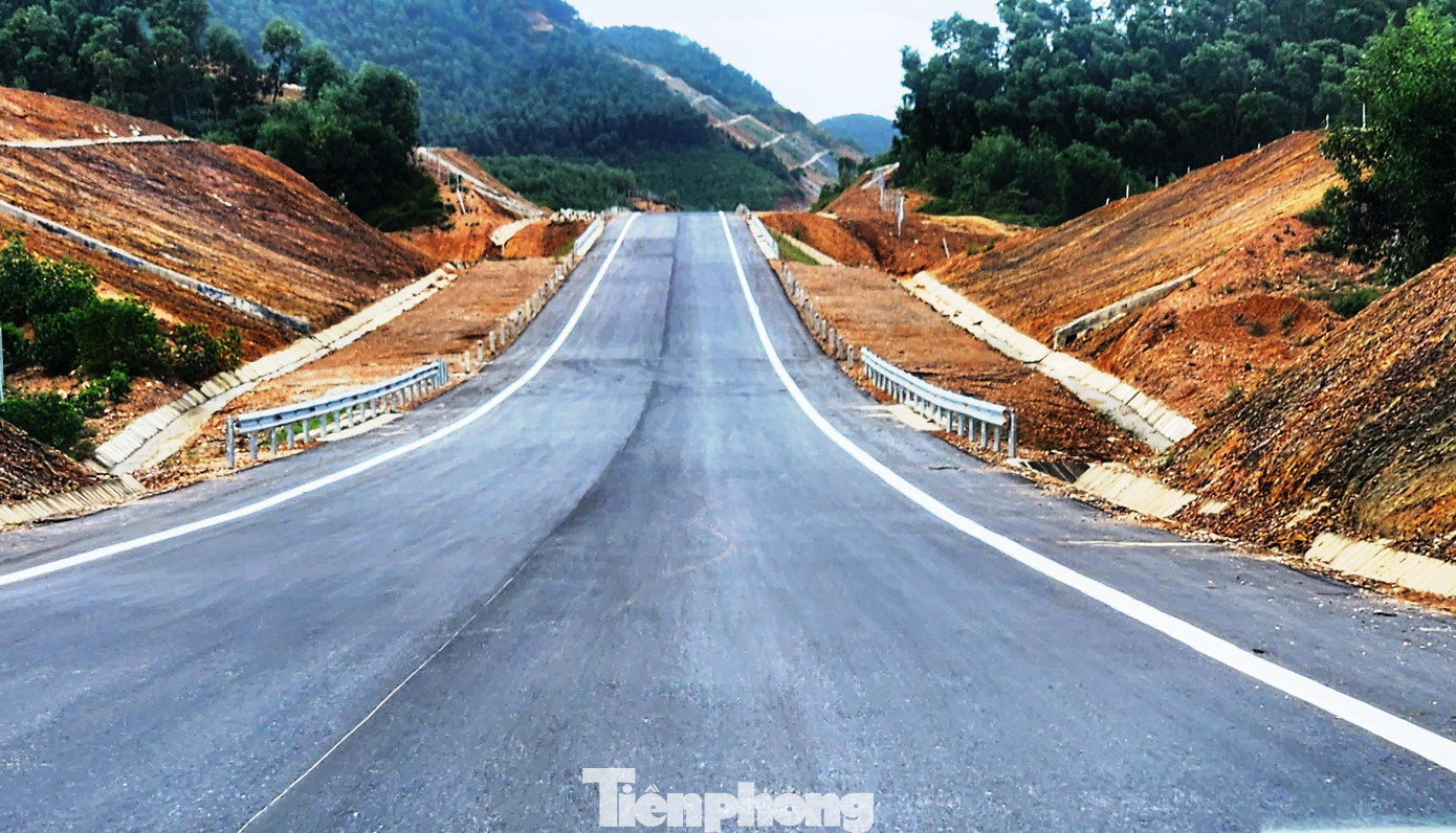 Tuyến cao tốc Cam Lộ - La Sơn qua địa bàn huyện Phú Lộc, tỉnh TT-Huế. Ảnh: N.V Tuyến cao tốc Cam Lộ - La Sơn qua địa bàn huyện Phú Lộc, tỉnh TT-Huế. Ảnh: N.V