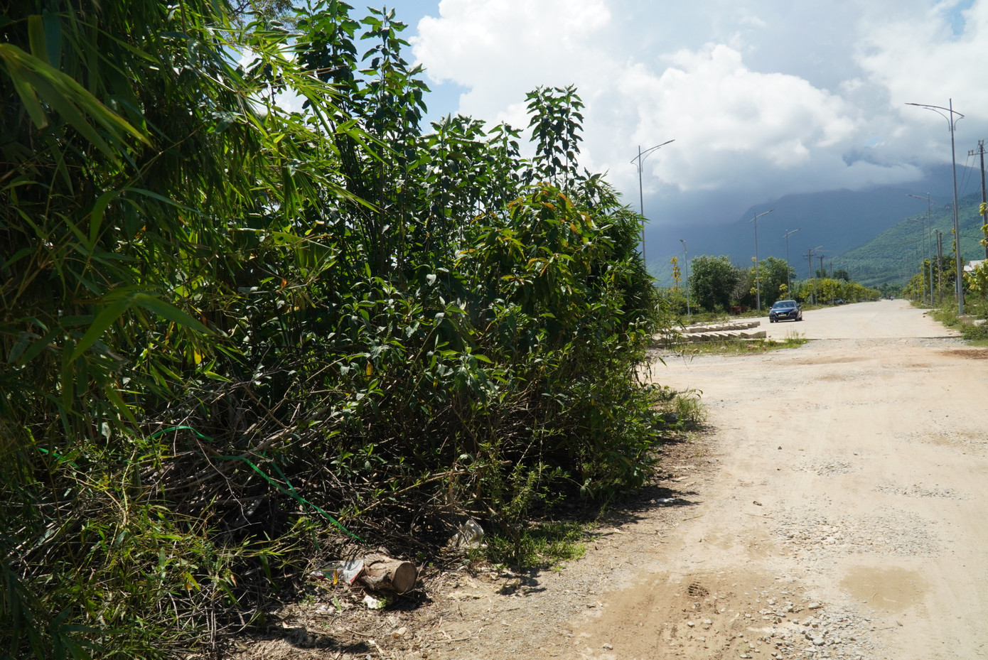 Bà Nguyễn Thị L. (thị trấn Phú Lộc) phản ánh, trong nhiều đợt hội nghị tiếp xúc cử tri, người dân địa phương từng kiến nghị cơ quan chức năng sớm tháo gỡ vướng mắc và hoàn thành dự án, nhằm bảo đảm thông suốt giao thông trên tuyến, tránh lãng phí đầu tư tại dự án giao thông có trị giá hàng chục tỷ đồng này.