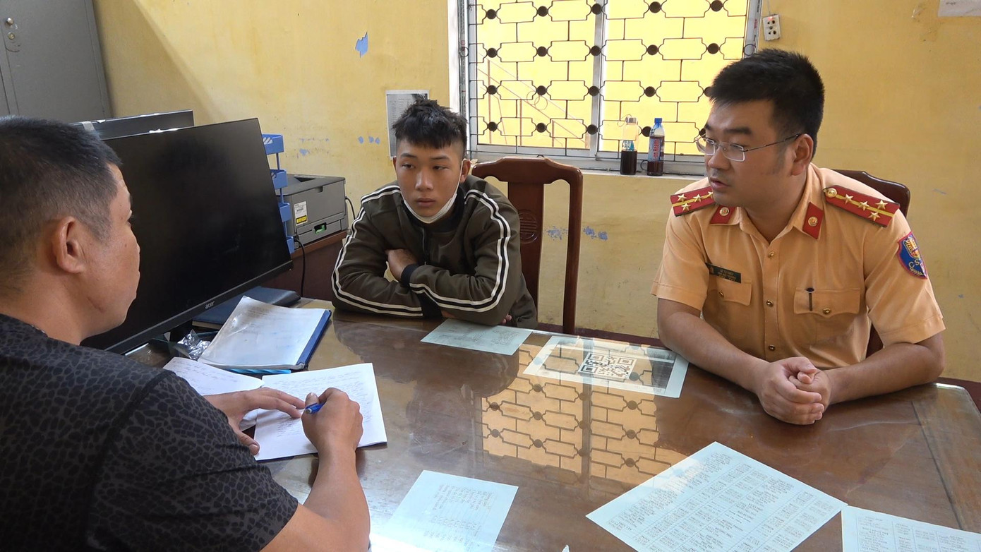 Lấy lời khai, lập biên bản xử lý các thanh niên chạy xe càn quấy, vi phạm trật tự an toàn giao thông tại Huế. Ảnh: CA