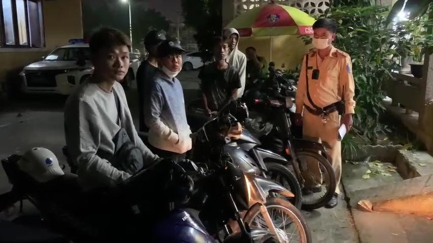 Tình trạng thanh, thiếu niên điều khiển mô tô chạy tốc độ cao, lạng lách, đánh võng trên đường phố tiềm ẩn tai nạn cho người đi đường. Ảnh: CA