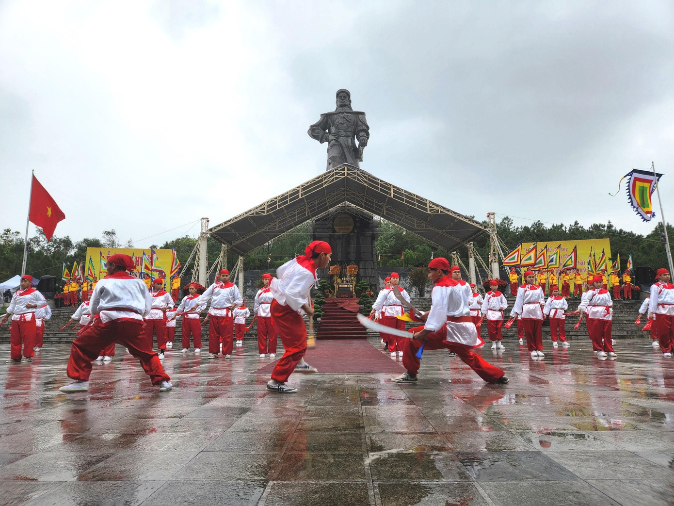 “Đây là một trong những hoạt động văn hóa truyền thống của thành phố hằng năm vào dịp cuối năm chuẩn bị bước sang năm mới. Thông qua hoạt động này nhằm ôn lại lịch sử đấu tranh hào hùng của dân tộc của cha ông ta và cũng là dịp để giáo dục truyền thống này cho thế hệ trẻ của thành phố sẽ tiếp tục, tiếp bước truyền thống của cha ông chúng ta trước đây” - ông Trương Đình Hạnh – Phó Chủ tịch UBND TP Huế, chia sẻ. Ảnh: Xuân Đạt “Đây là một trong những hoạt động văn hóa truyền thống của thành phố hằng năm vào dịp cuối năm chuẩn bị bước sang năm mới. Thông qua hoạt động này nhằm ôn lại lịch sử đấu tranh hào hùng của dân tộc của cha ông ta và cũng là dịp để giáo dục truyền thống này cho thế hệ trẻ của thành phố sẽ tiếp tục, tiếp bước truyền thống của cha ông chúng ta trước đây” - ông Trương Đình Hạnh – Phó Chủ tịch UBND TP Huế, chia sẻ. Ảnh: Xuân Đạt
